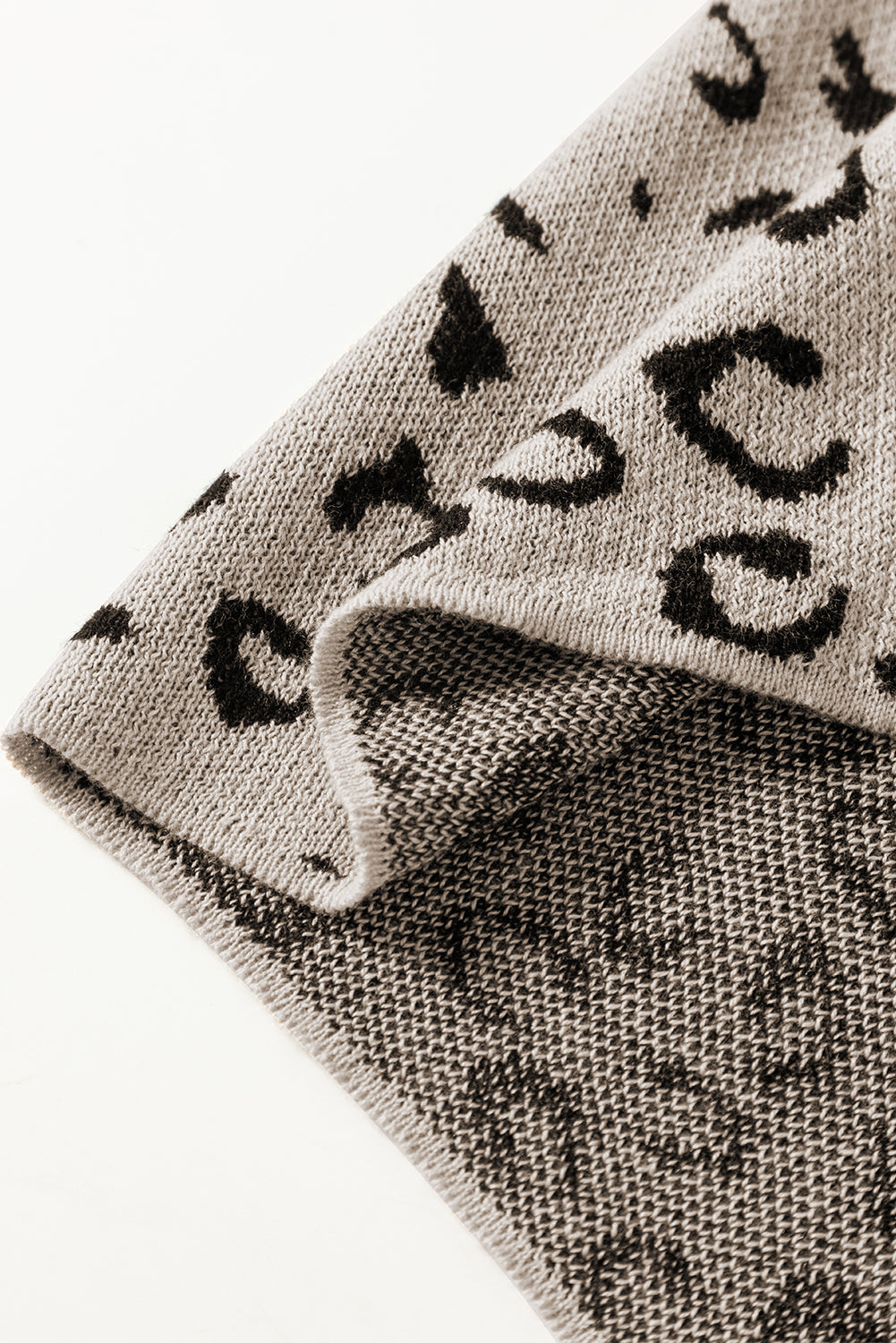 Dimno siv ohlapen pulover z visokim izrezom in kratkimi rokavi, obrobljenim z leopardjem