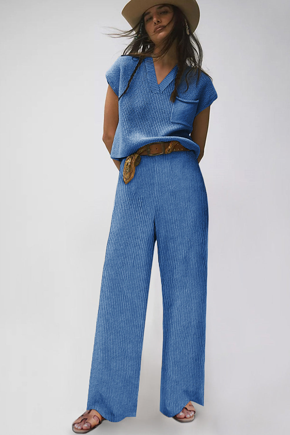 Ensemble pull à col en V tricoté bleu ciel et pantalon décontracté