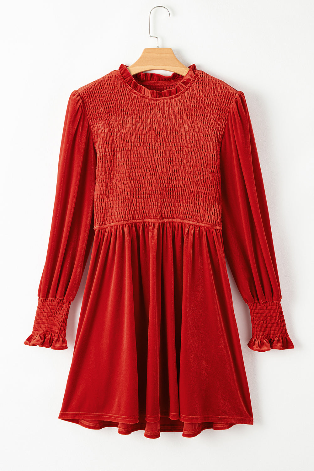 Baršunasta haljina s naboranim vratom i dimljenim steznikom od crvene gline