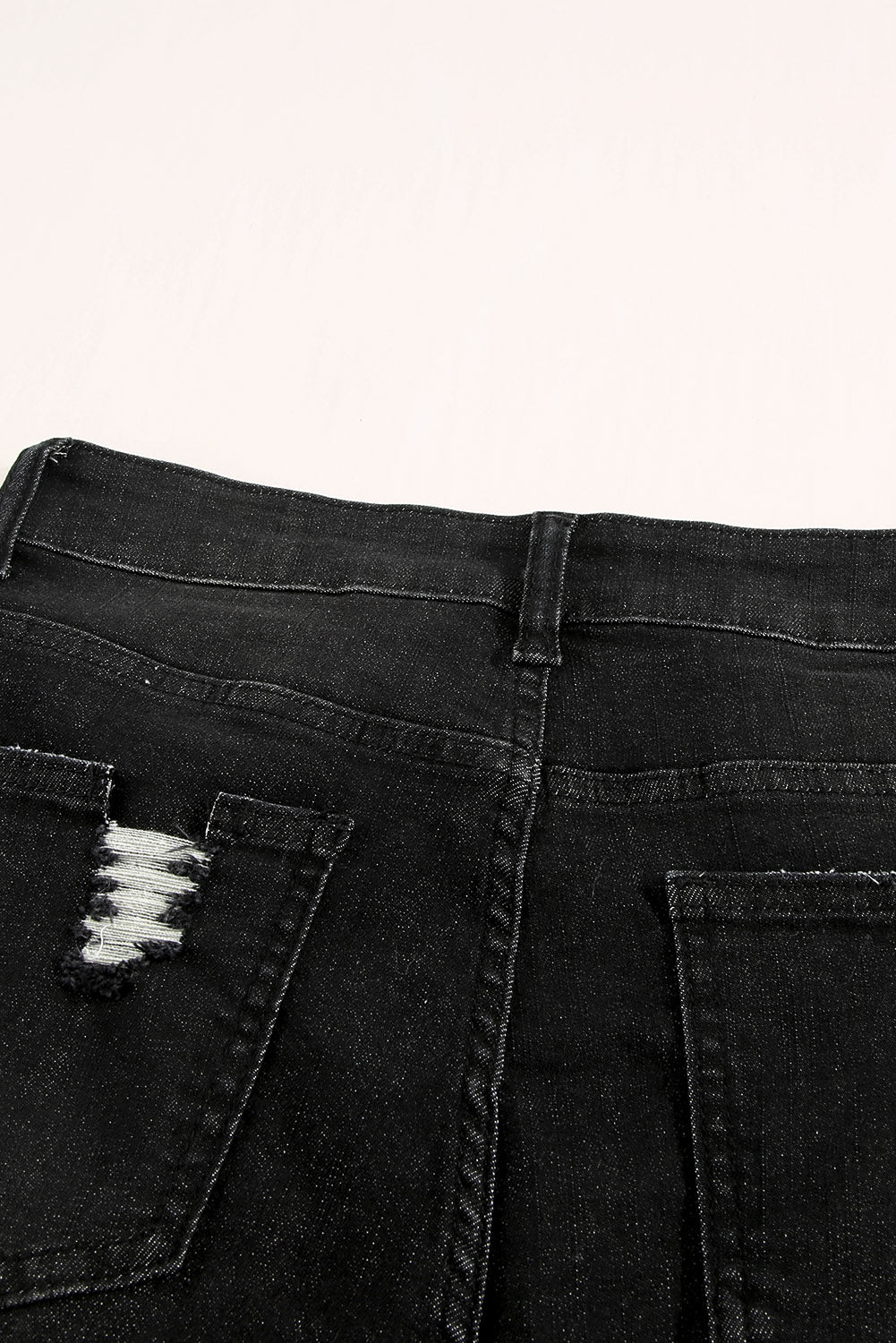 Schwarze zerrissene Bermuda-Jeansshorts mit Quasten