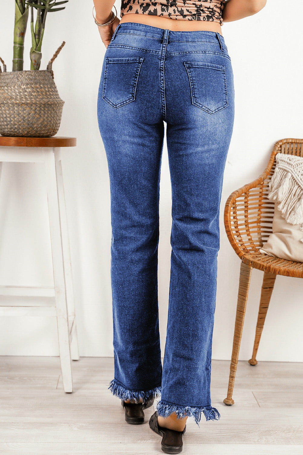 Blaue Jeans mit geradem Bein und ungesäumtem Saum
