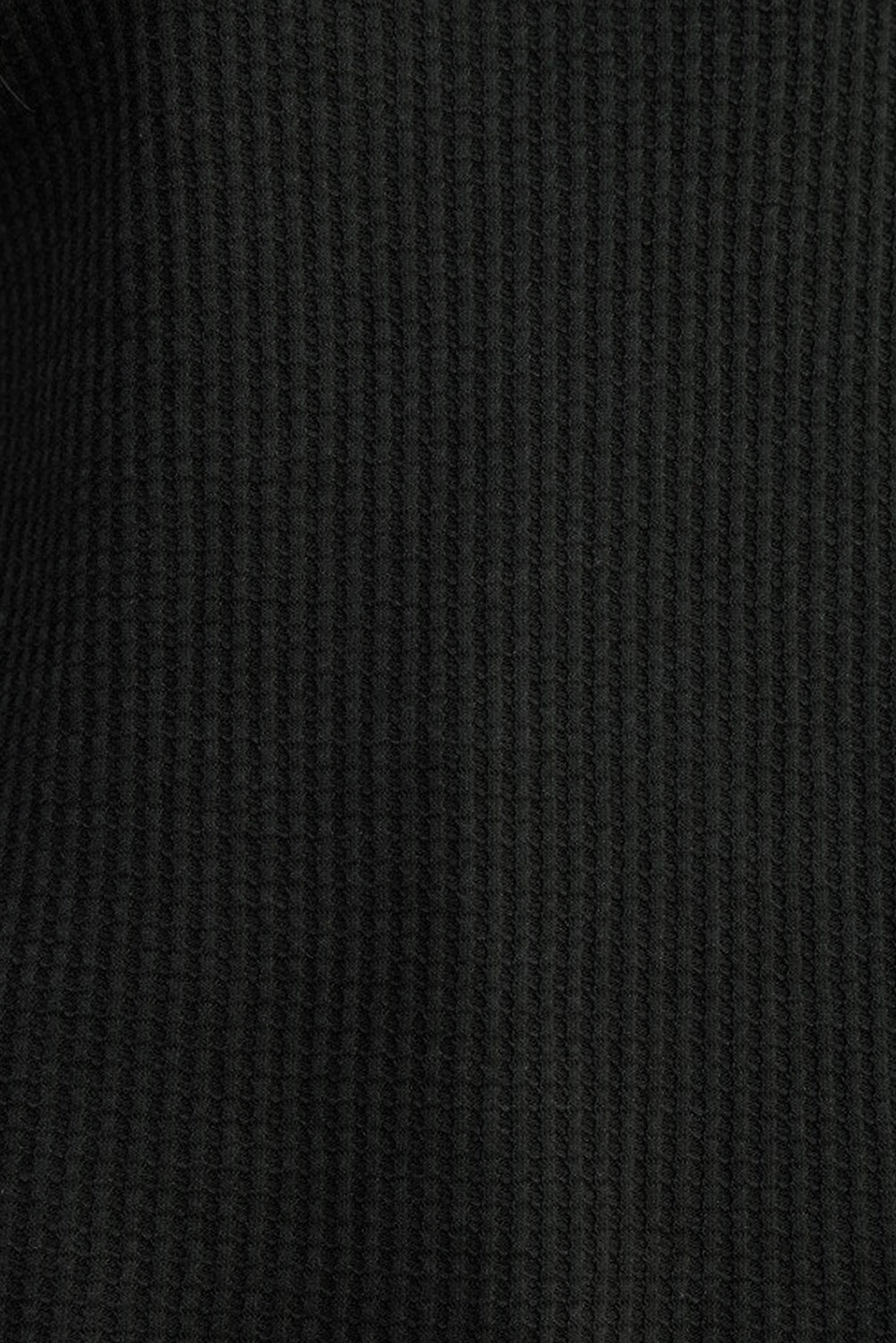 Črna pletena majica z okroglim izrezom in obrobo iz vaflja