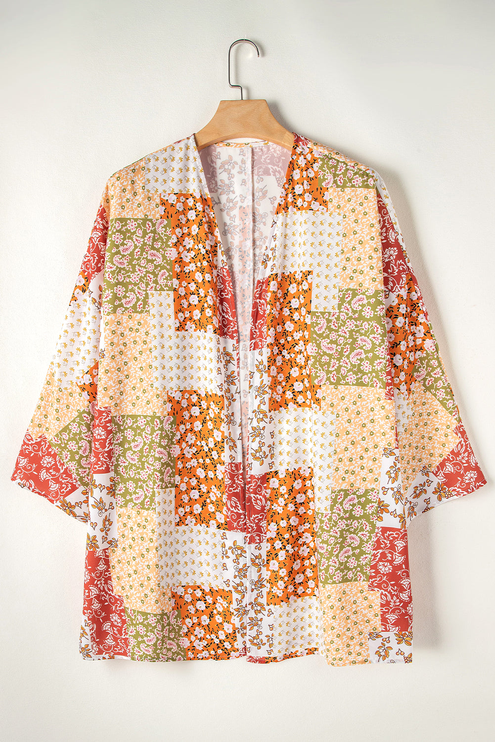 Weißer Kimono mit offener Vorderseite im Boho-Patchwork-Stil mit Blumenmuster