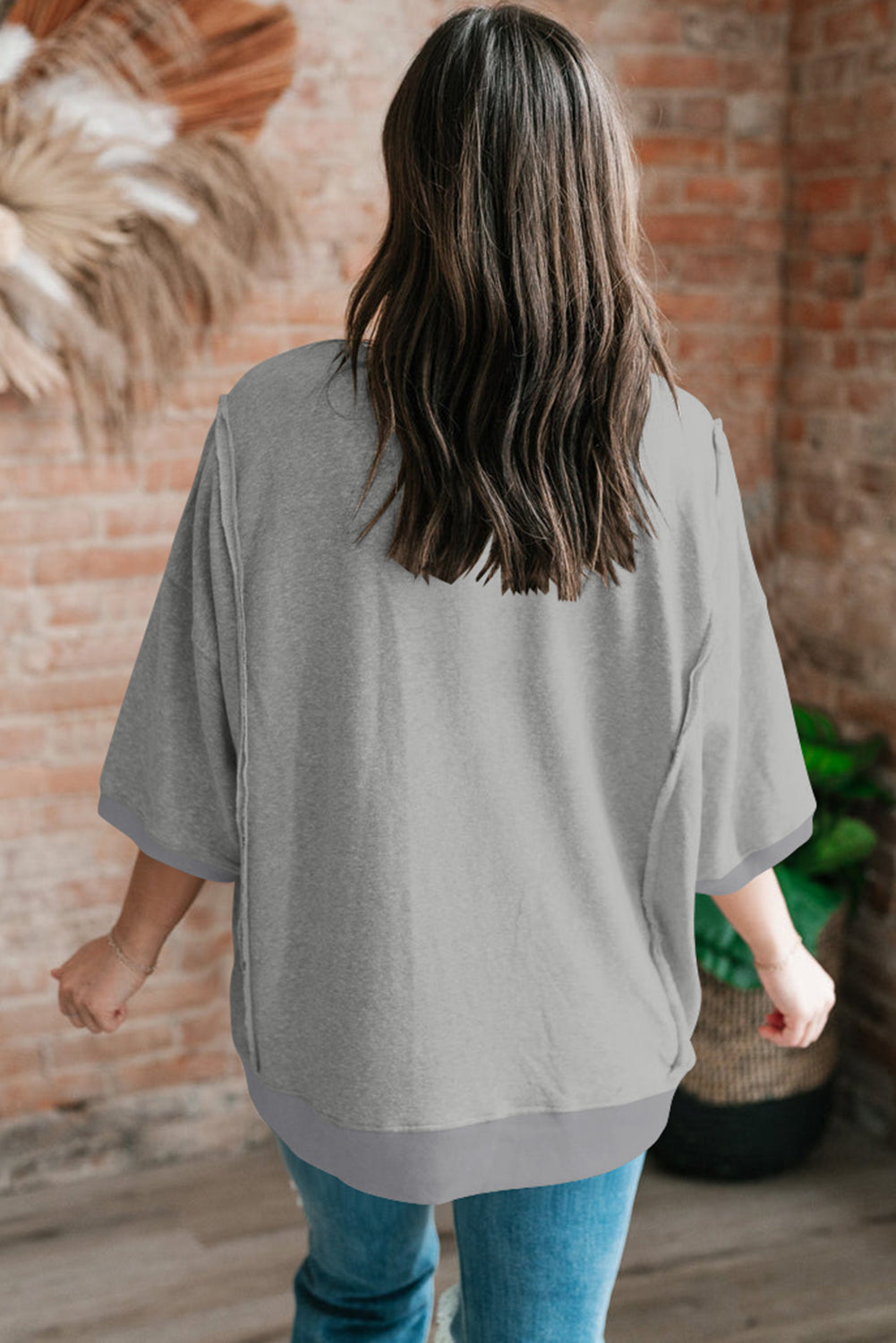 T-shirt ampia divisa grigio chiaro con tasca sul petto e cucitura a vista