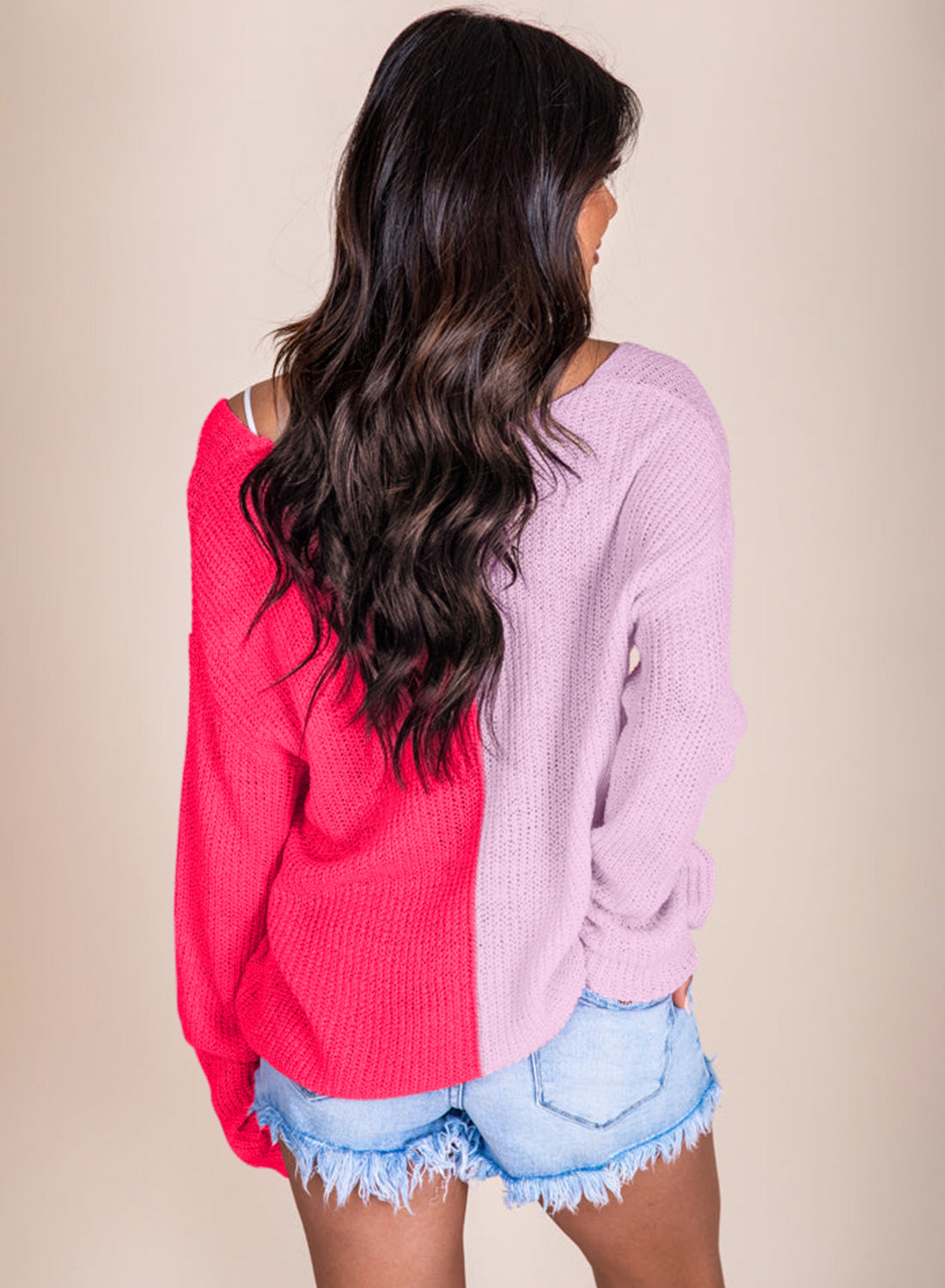 Khakifarbener, langärmliger Colorblock-Pullover mit V-Ausschnitt