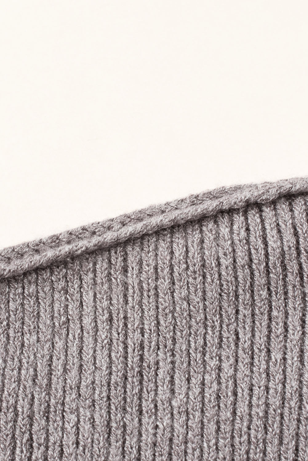 Siv prevelik pulover z mehurčastimi rokavi in ​​spuščenimi rameni