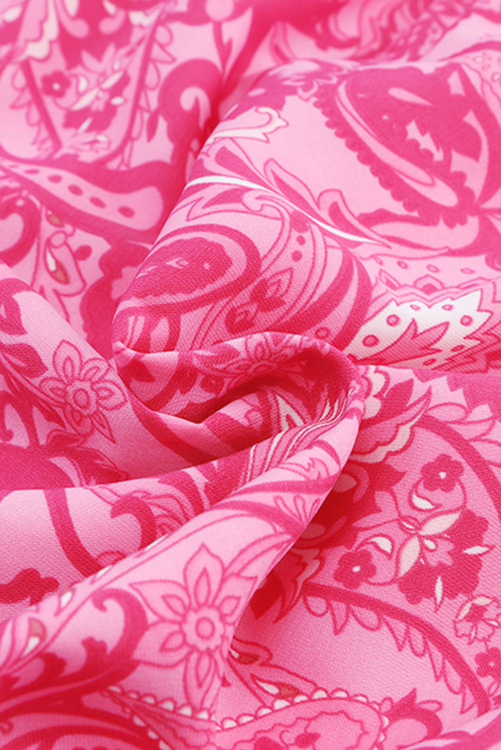 Rosafarbenes, gestuftes Maxikleid im Boho-Stil mit Paisley-Print und Rüschen