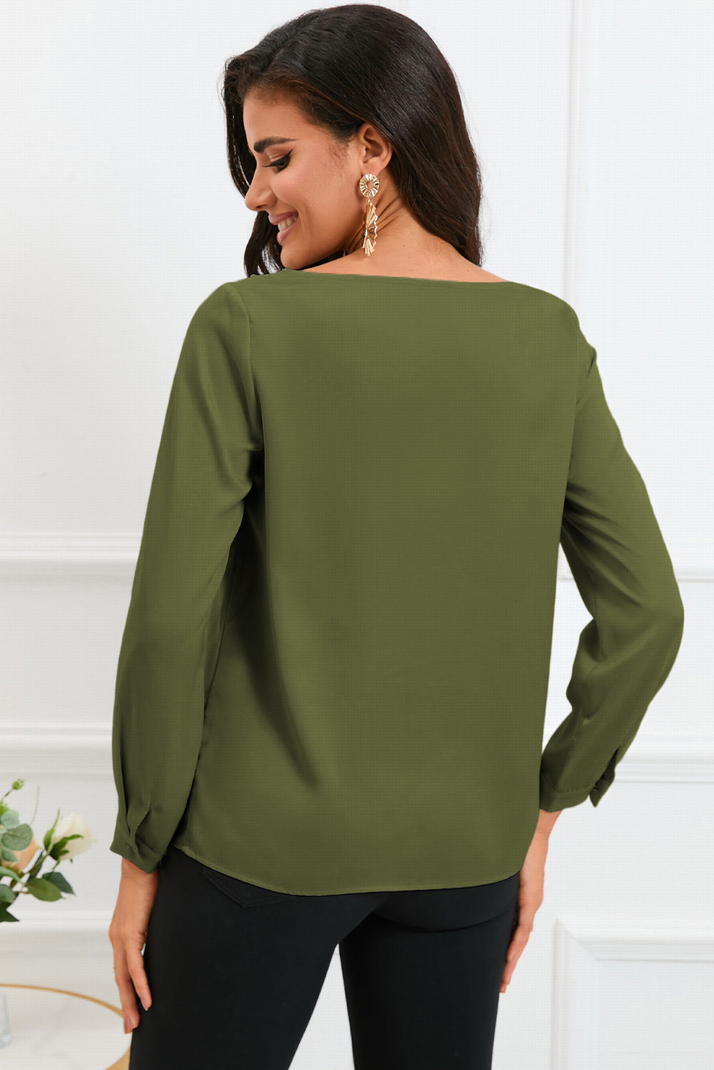 Zelena enobarvna satenasta bluza z dolgimi rokavi z V izrezom