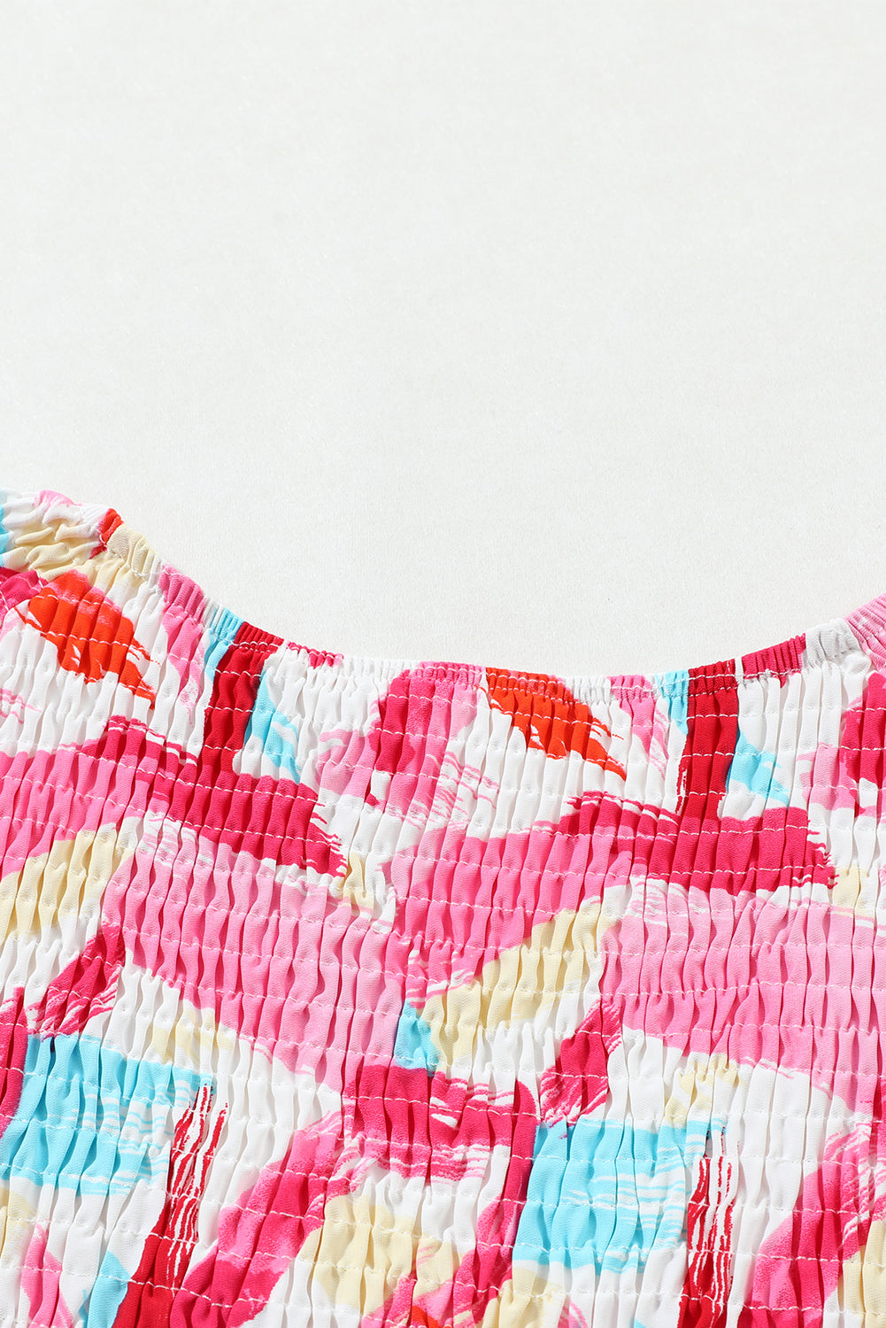 Rožnata majica z napihnjenimi rokavi in ​​peplum z abstraktnim potiskom
