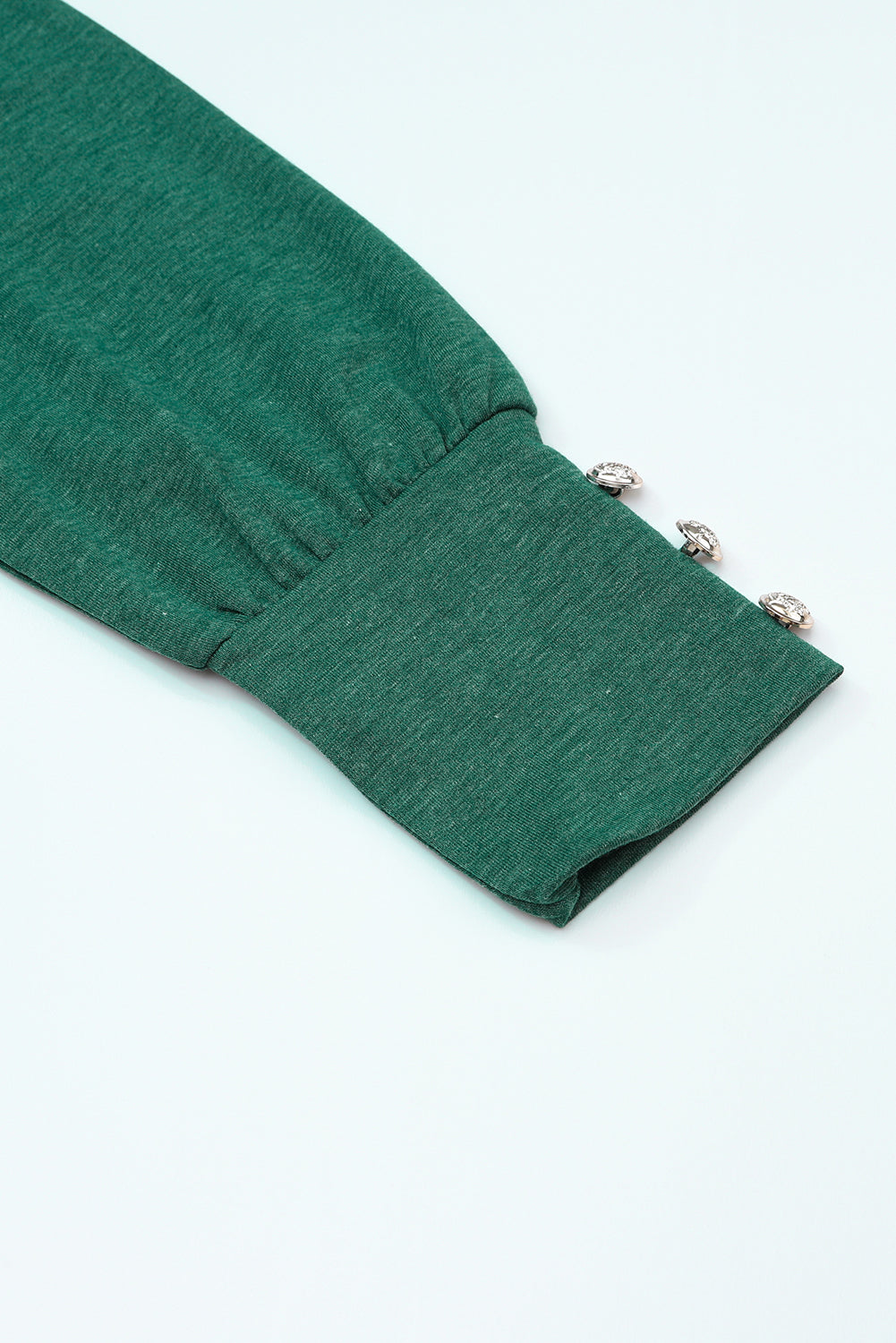 Zelena majica z dolgimi rokavi z asimetričnim izrezom in gumbi