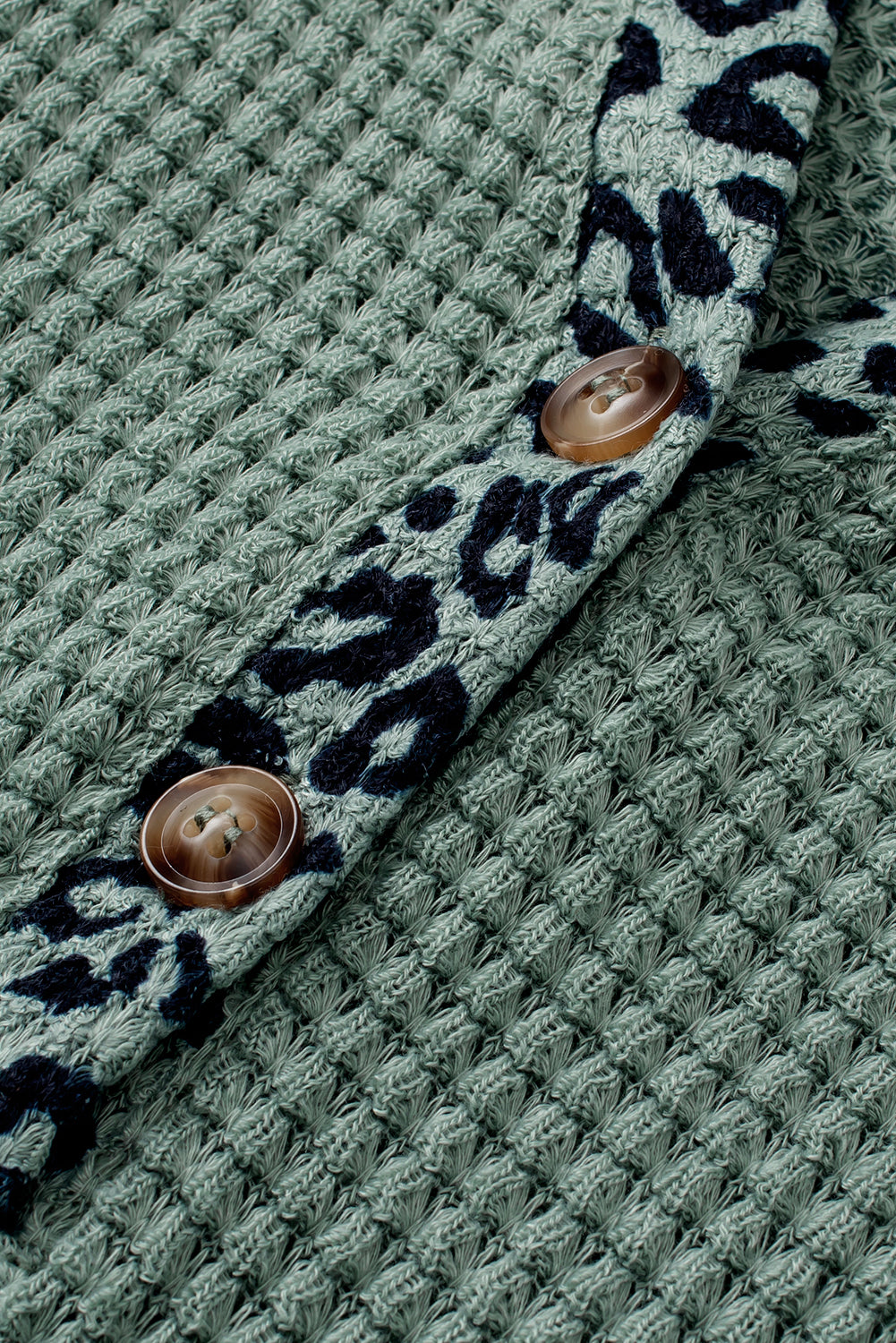 Chemisier boutonné à col en V en tricot gaufré léopard vert