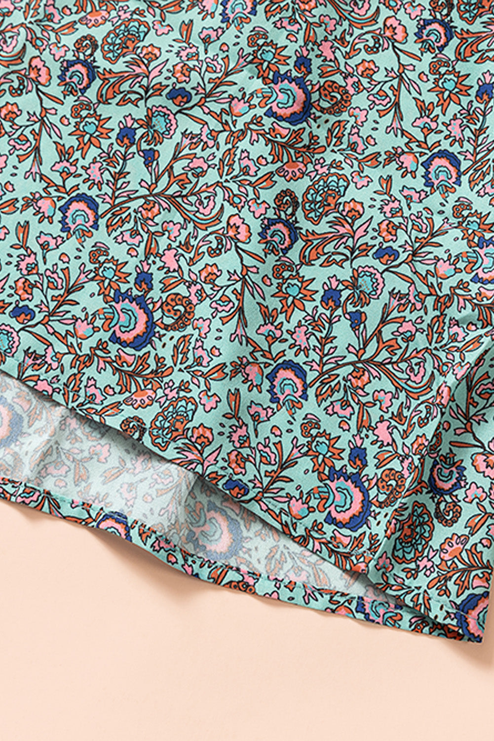 Feurige, geblümte Patchwork-Bluse mit geteiltem Ausschnitt und Blasenärmeln
