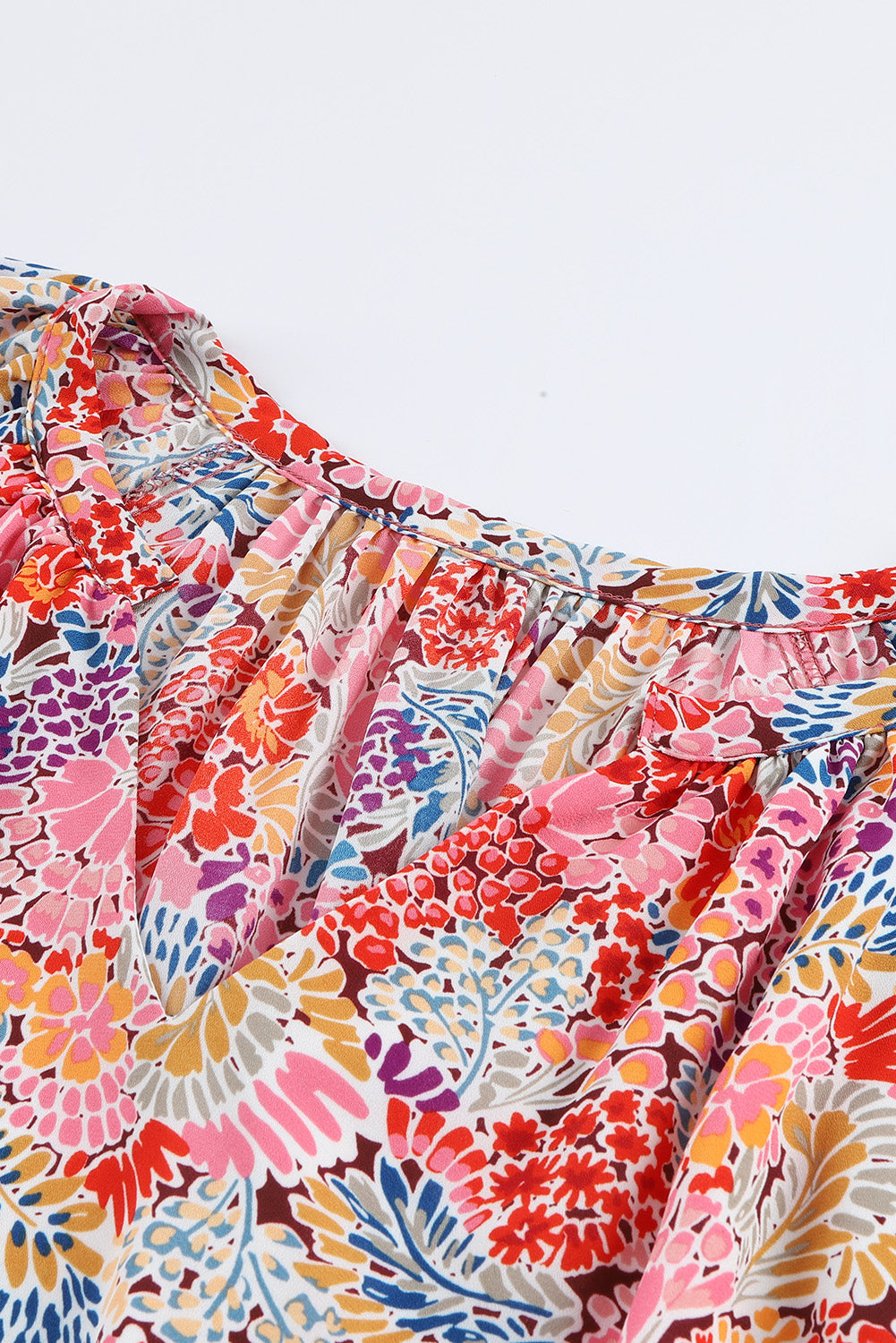 Mehrfarbige Bluse mit V-Ausschnitt und wunderschönem Blumenmuster