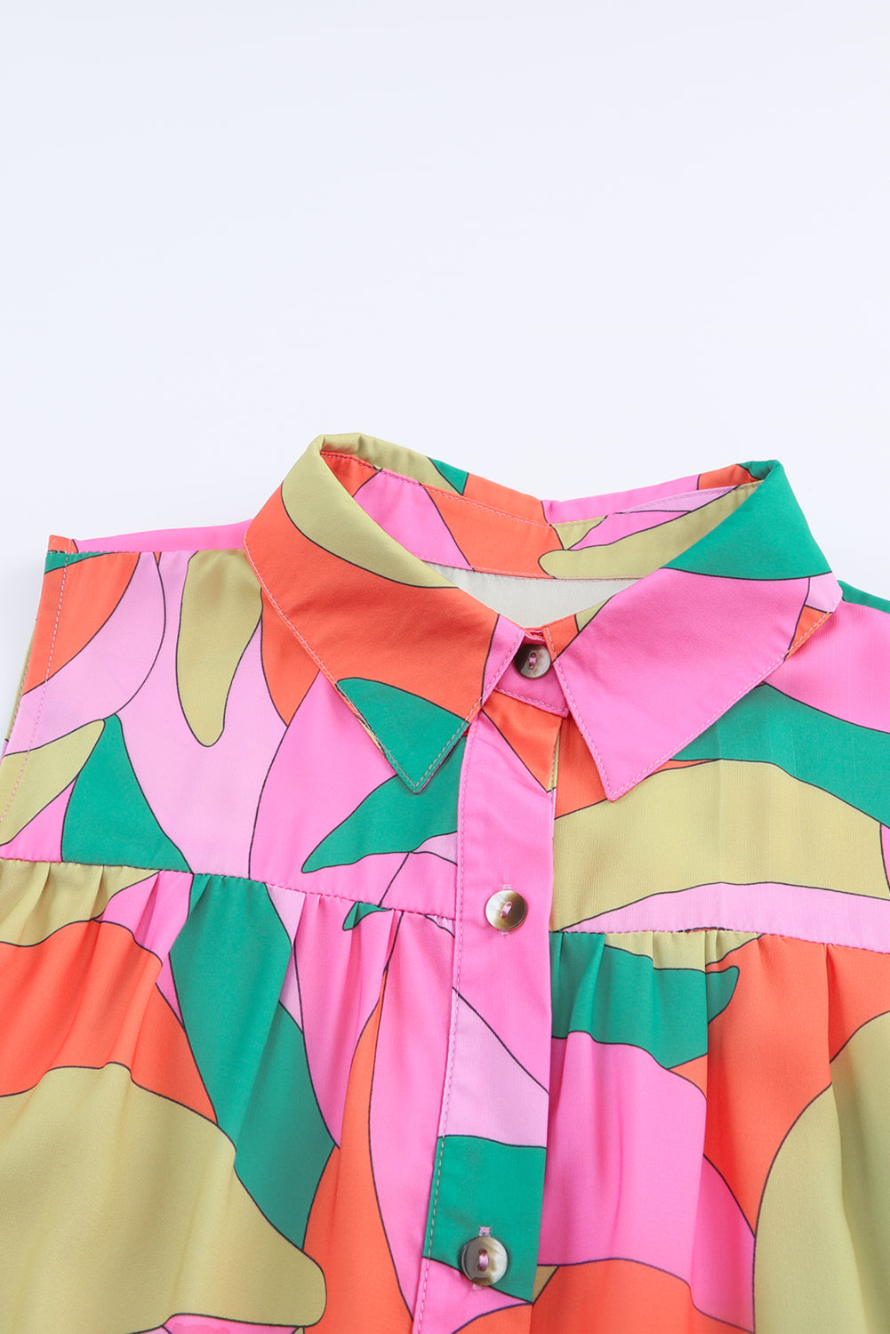 Večbarvna majica brez rokavov z abstraktnim geometrijskim vzorcem
