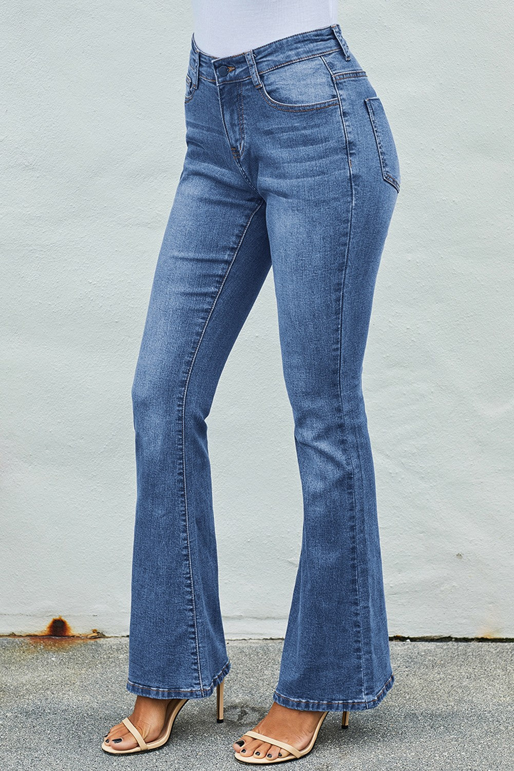 Jeans vintage a gamba larga con lavaggio azzurro