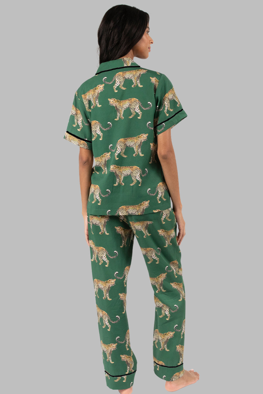 Grünes Pyjama-Set mit kurzärmligem Hemd und Hose mit Gepardenmuster
