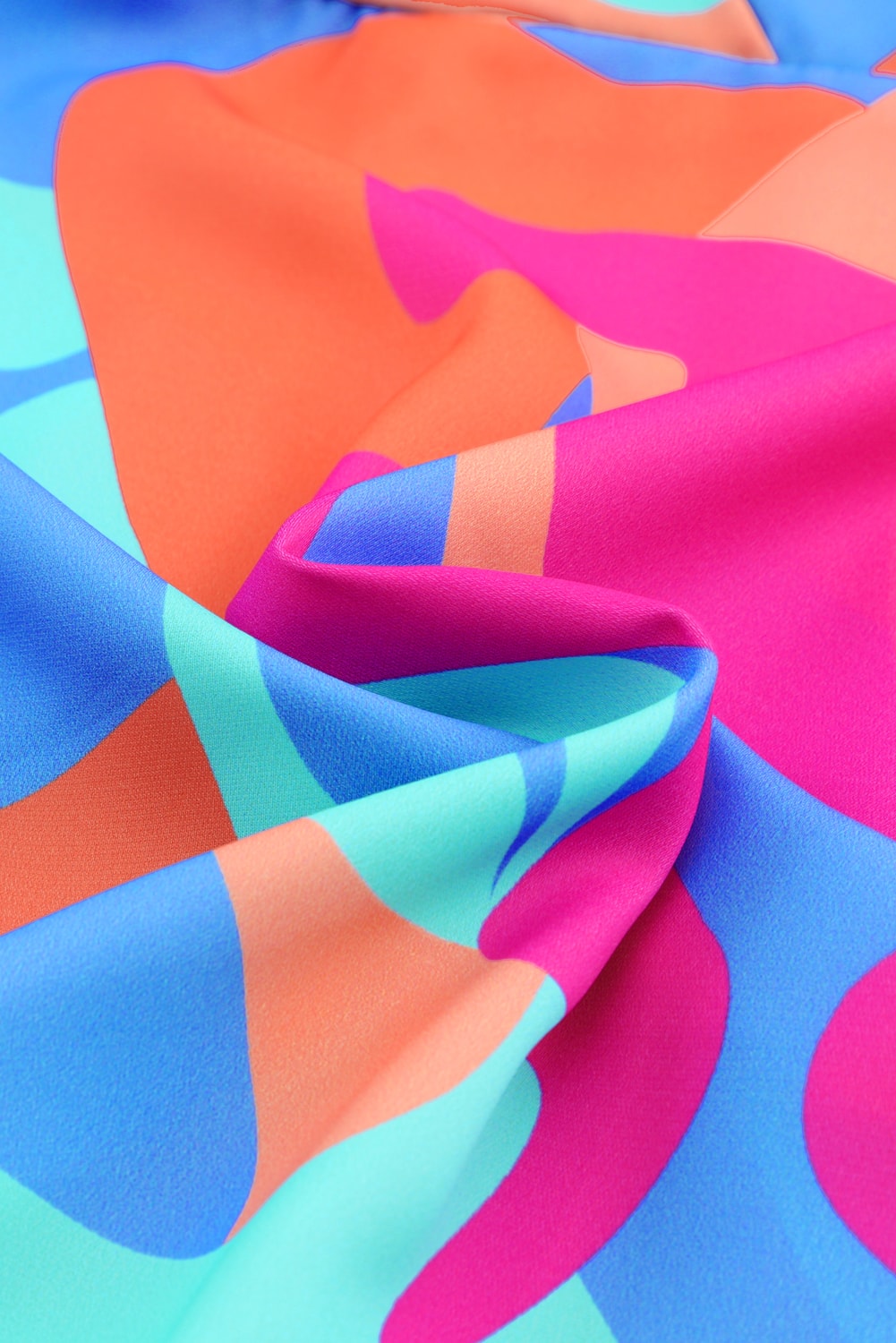 Mehrfarbiges, abstraktes Wickelkleid mit V-Ausschnitt und Puffärmeln
