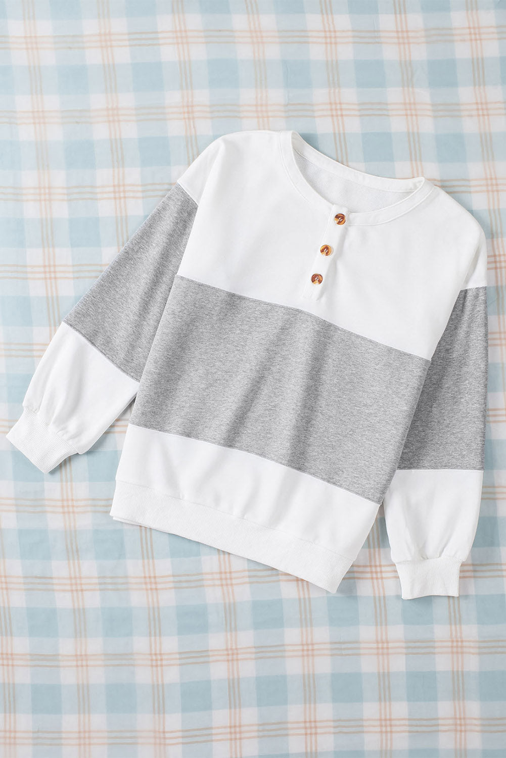 Graues Pullover-Farbblock-Sweatshirt mit Knöpfen