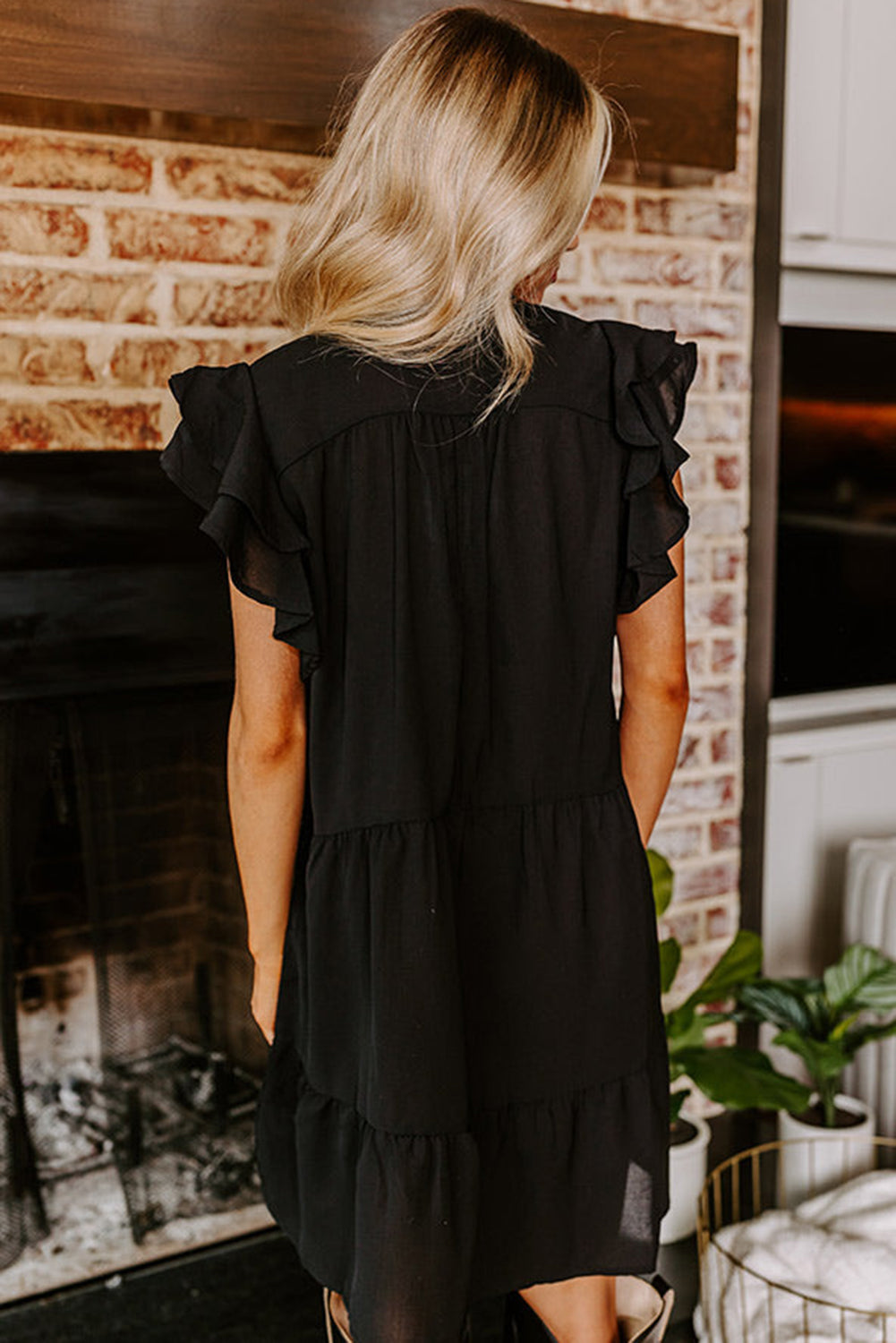 Črna mini obleka s cvetličnim vezenjem in večplastnimi naborki