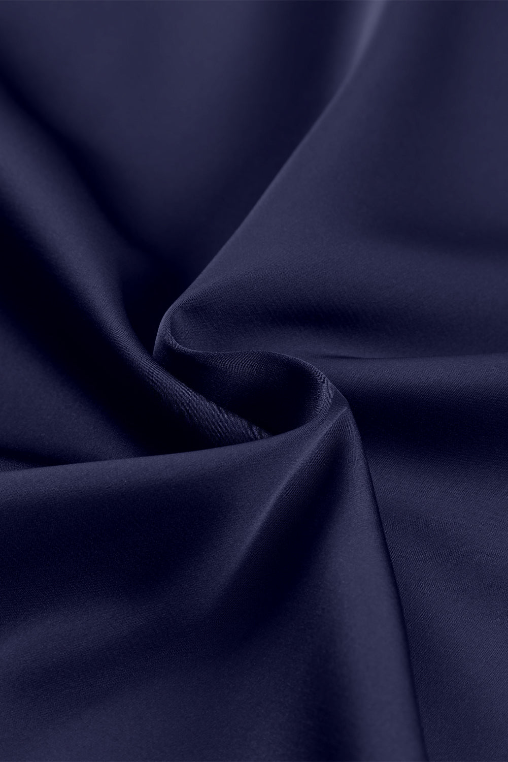 Temno modra satenasta bluza s kratkimi rokavi in ​​naborki