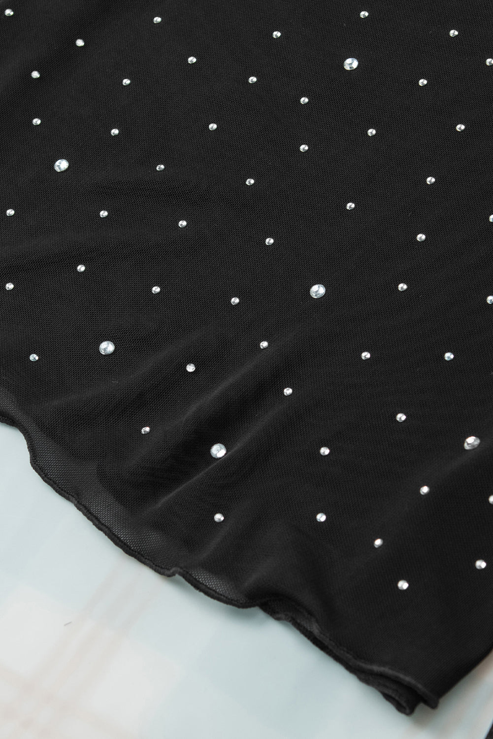 Crna majica s dugim rukavima od prozirne mrežaste tkanine uskog kroja