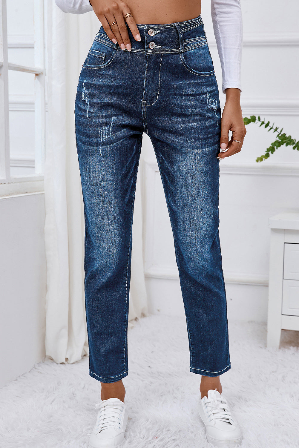 Blaue, verwaschene Vintage-Jeans mit hoher Taille und zwei Knöpfen