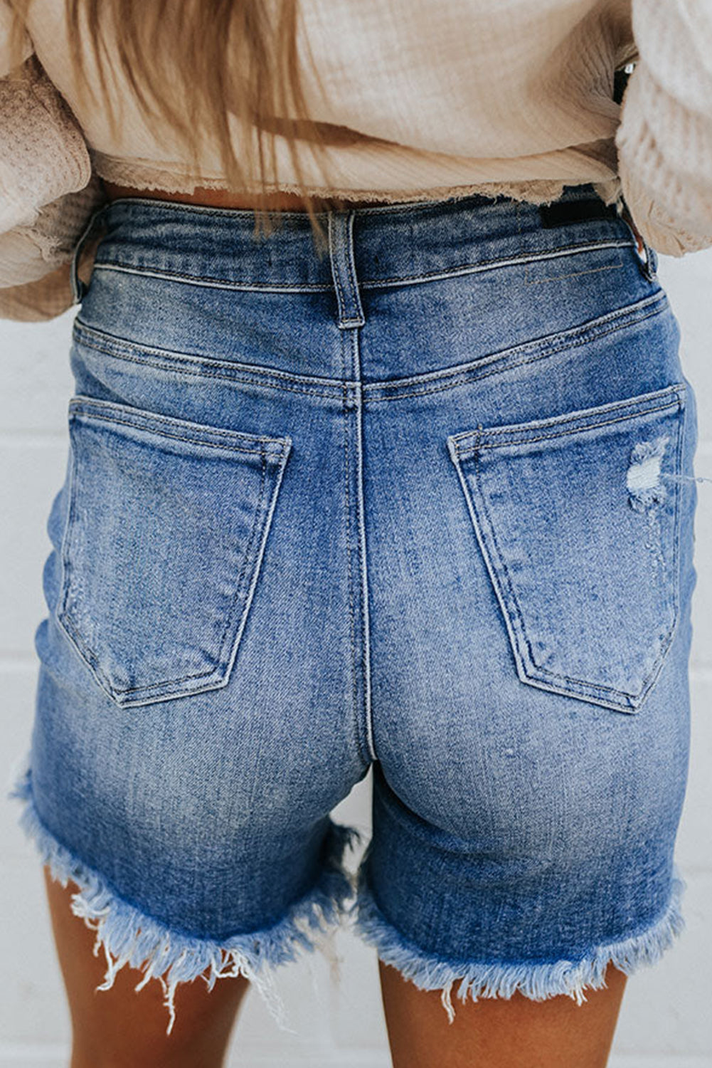 Blaue, abgeschnittene Shorts mit hoher Taille und Fransen im Distressed-Look