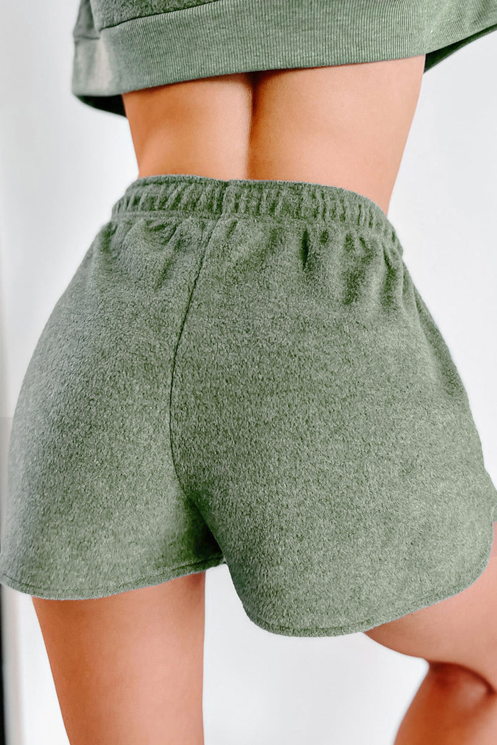 Zweiteiliges Set aus kurzem Pullover und Shorts aus grünem Fleece