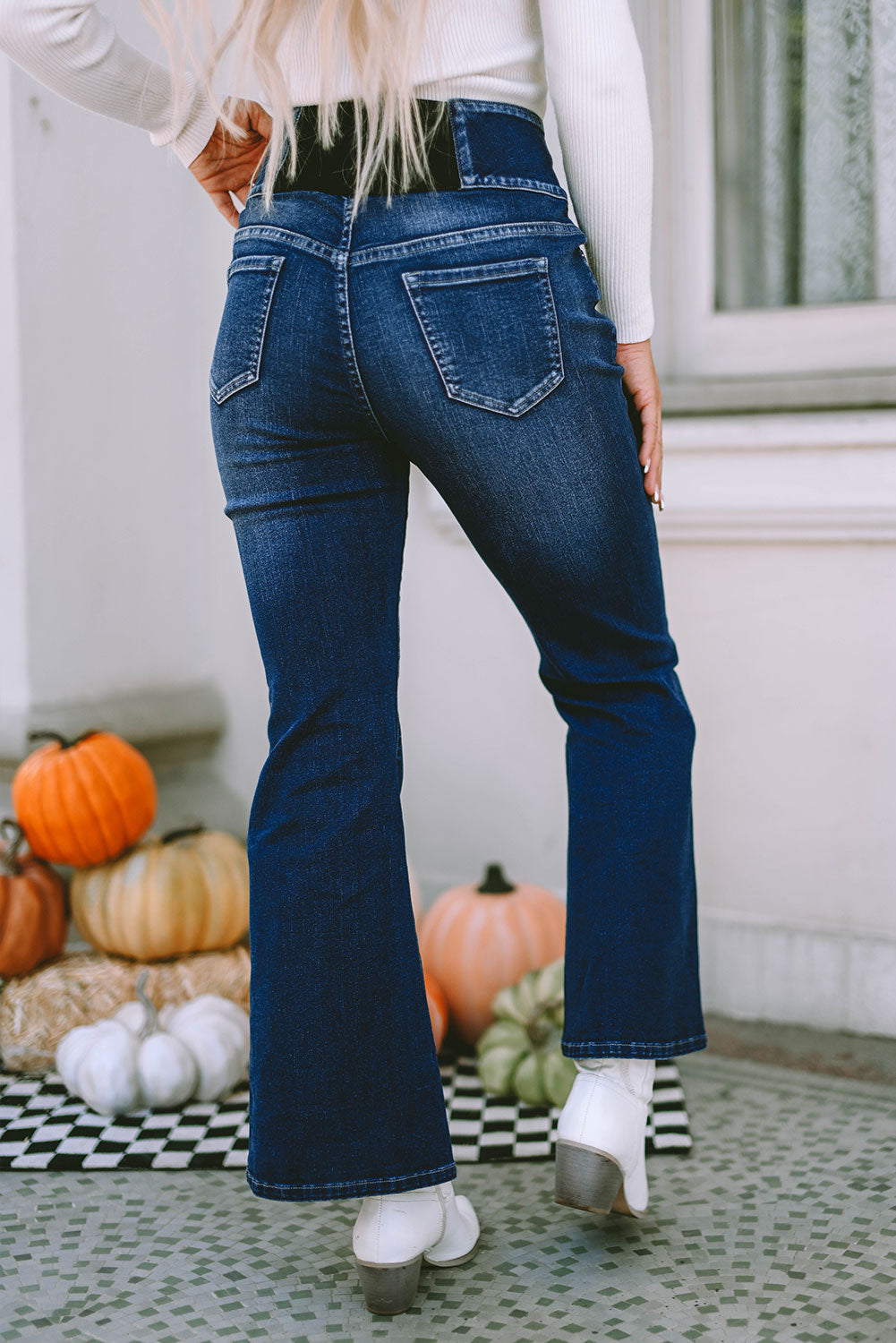 Blaue Jeans mit Knöpfen und elastischem, breitem Bund hinten