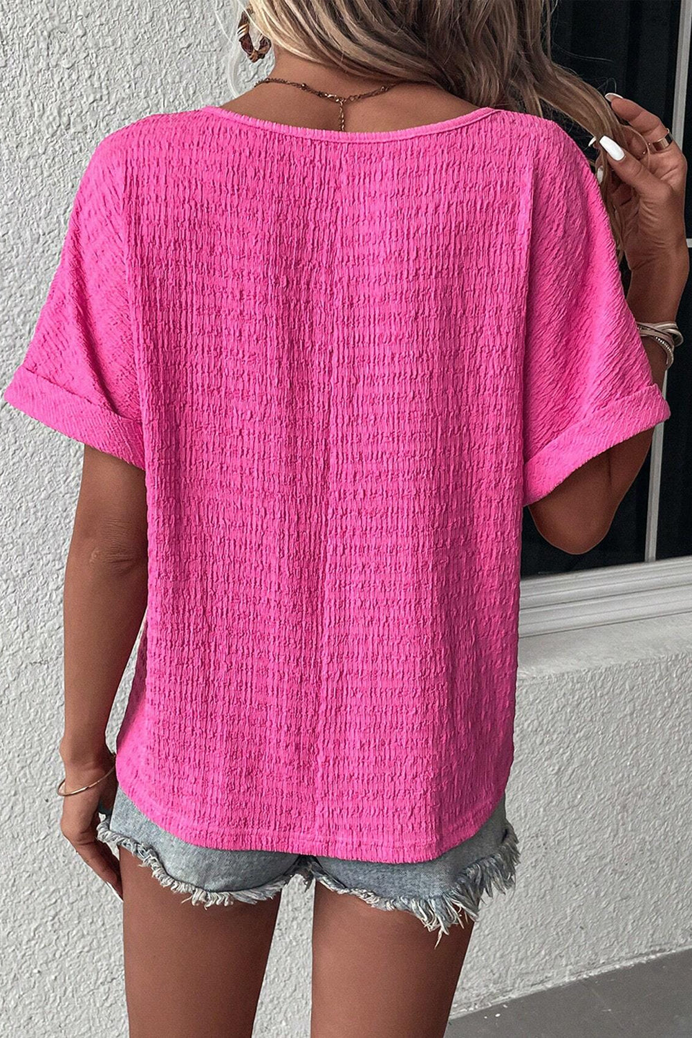 Svetlo roza majica z v-izrezom in teksturiranimi rokavi velike velikosti