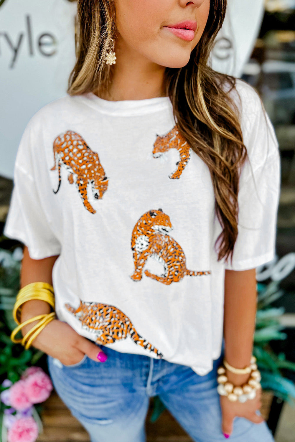Bela majica s kratkimi rokavi z leopardjim vzorcem in spuščenimi rameni