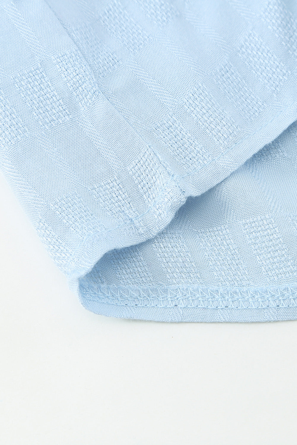 Nebesno modra čipkasta kvačkana srajca s kratkimi rokavi z V izrezom