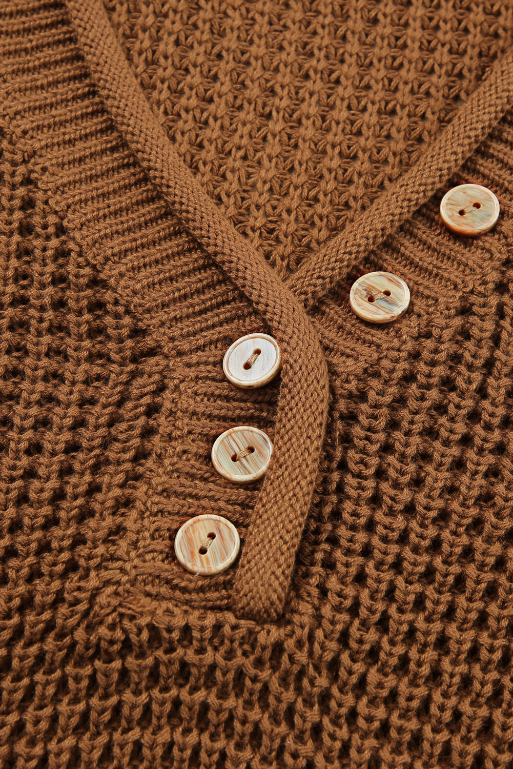 Črn pulover z v-izrezom in pletenimi gumbi na ramenih