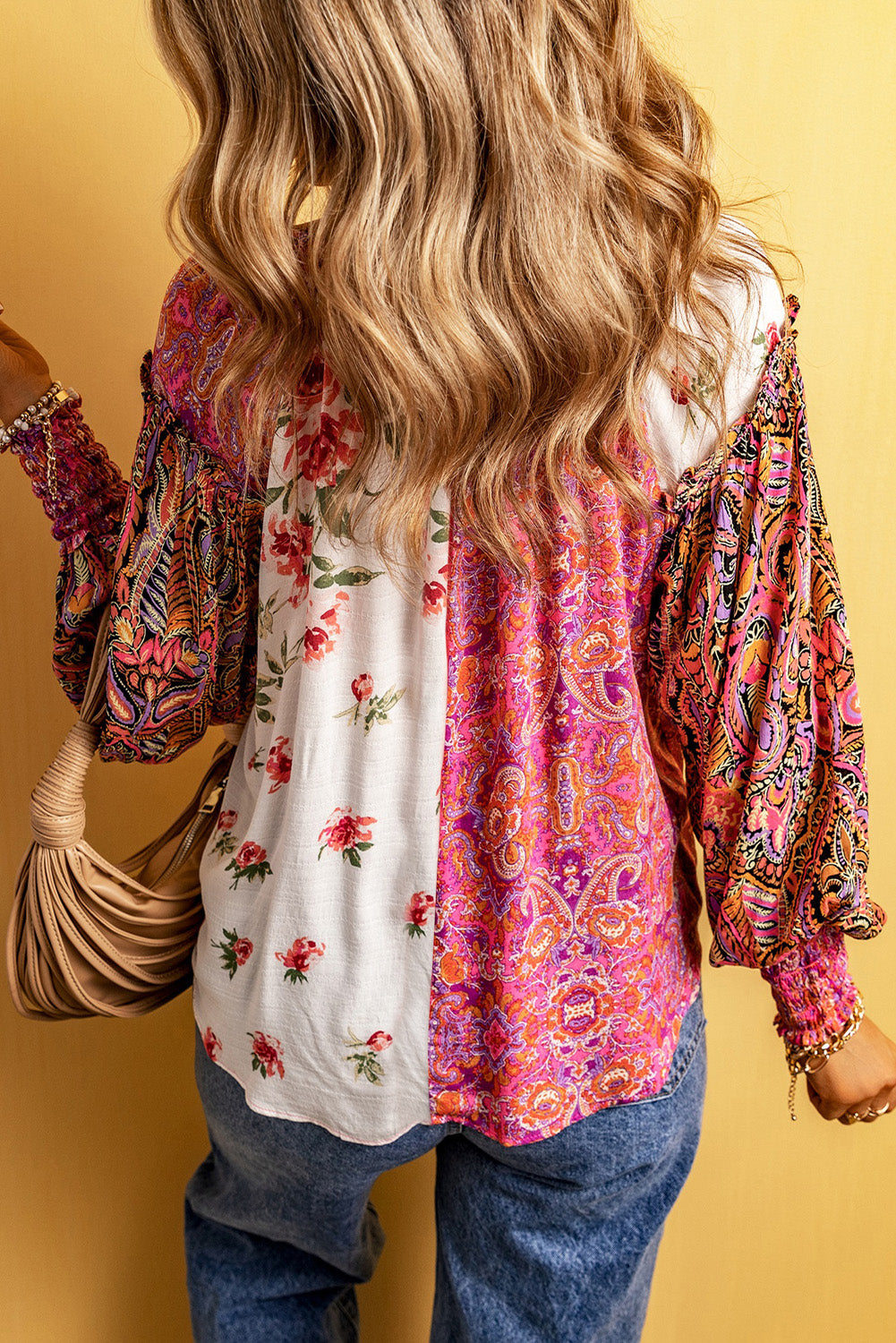 Raznobojna cvjetna patchwork bluza s rubovima i manžetama s V izrezom