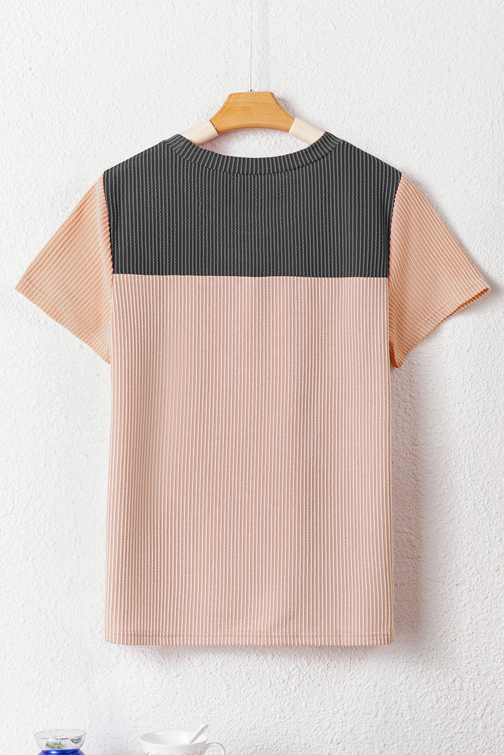 Schwarzes, geripptes Colorblock-T-Shirt mit Struktur