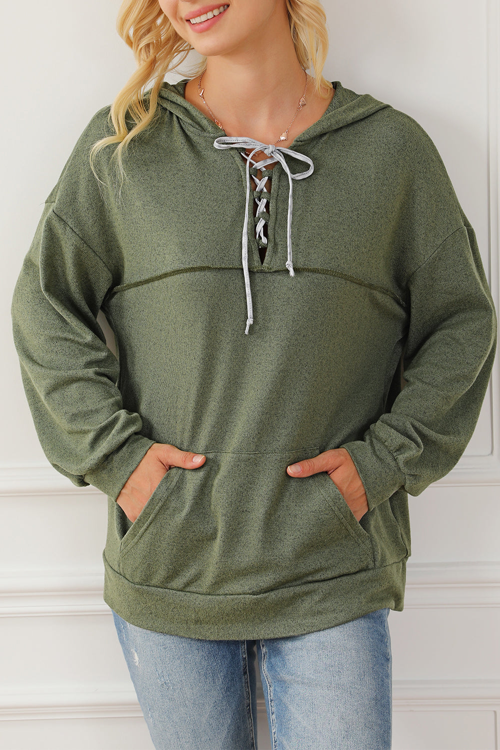 Zelen ohlapen pulover s kapuco z vezalkami in marmornim vzorcem
