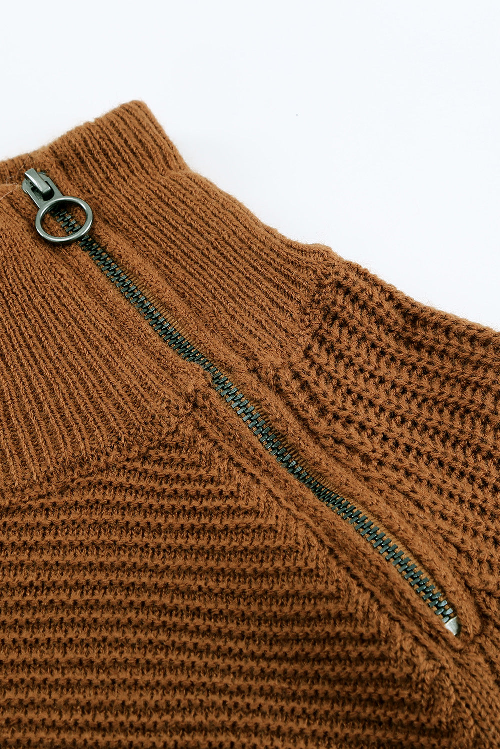 Smeđi pleteni pulover s visokim ovratnikom i patentnim zatvaračem