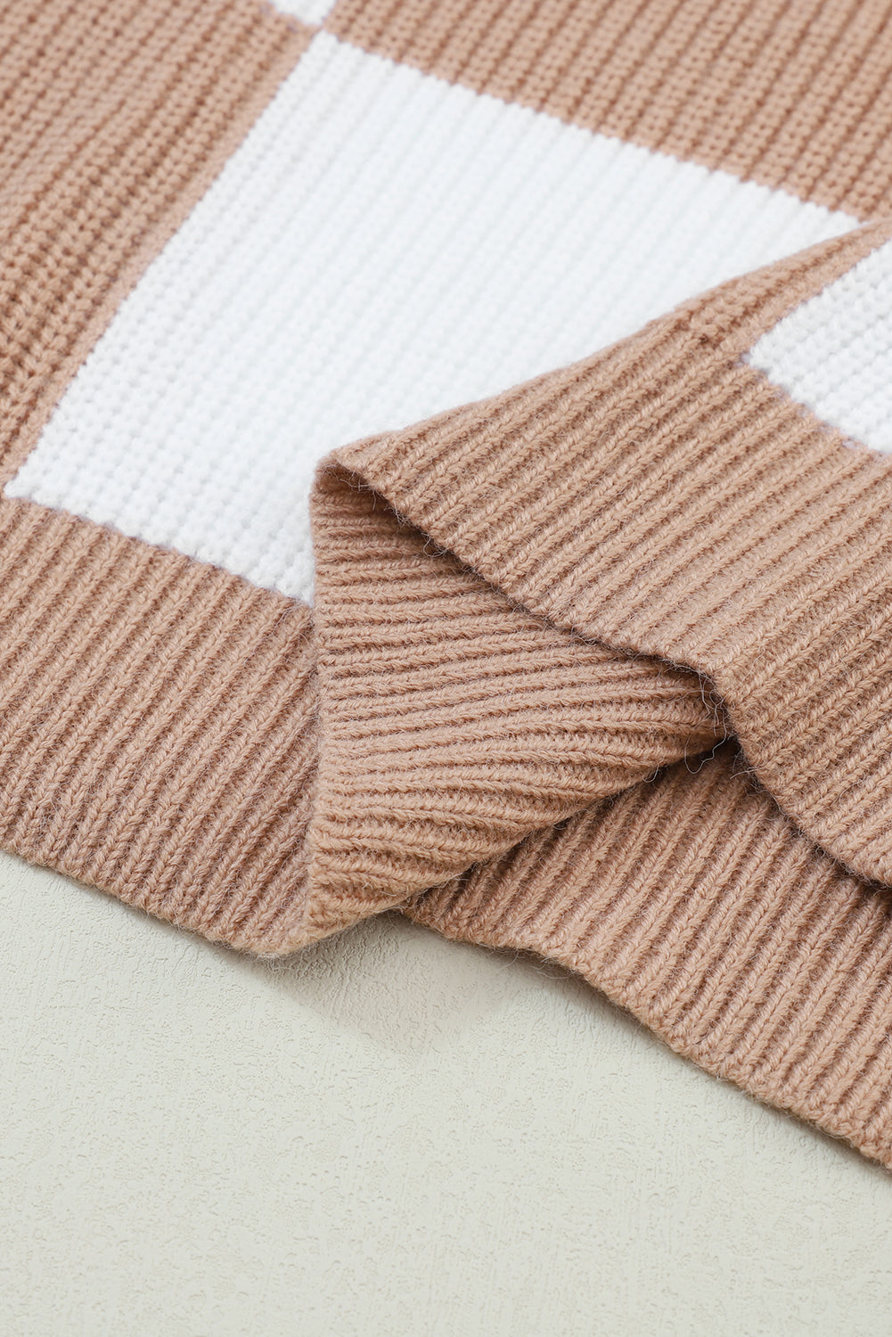 Karirast rebrast pleten pulover z napihnjenimi rokavi
