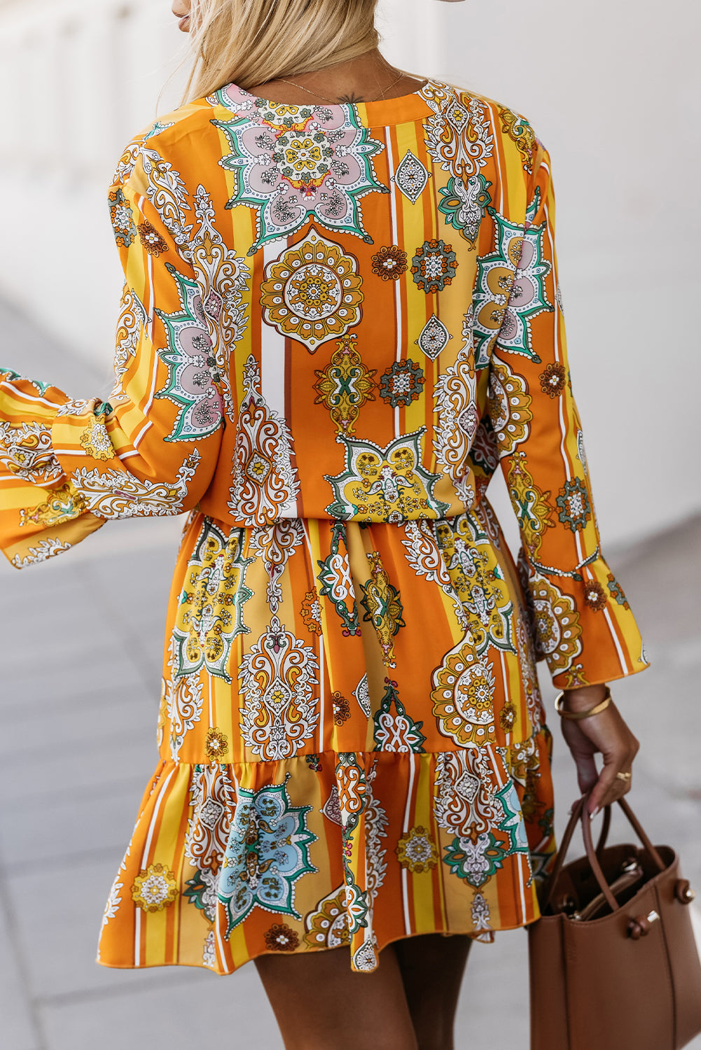 Mini abito con scollo a V con bottoni e stampa geometrica arancione Boho