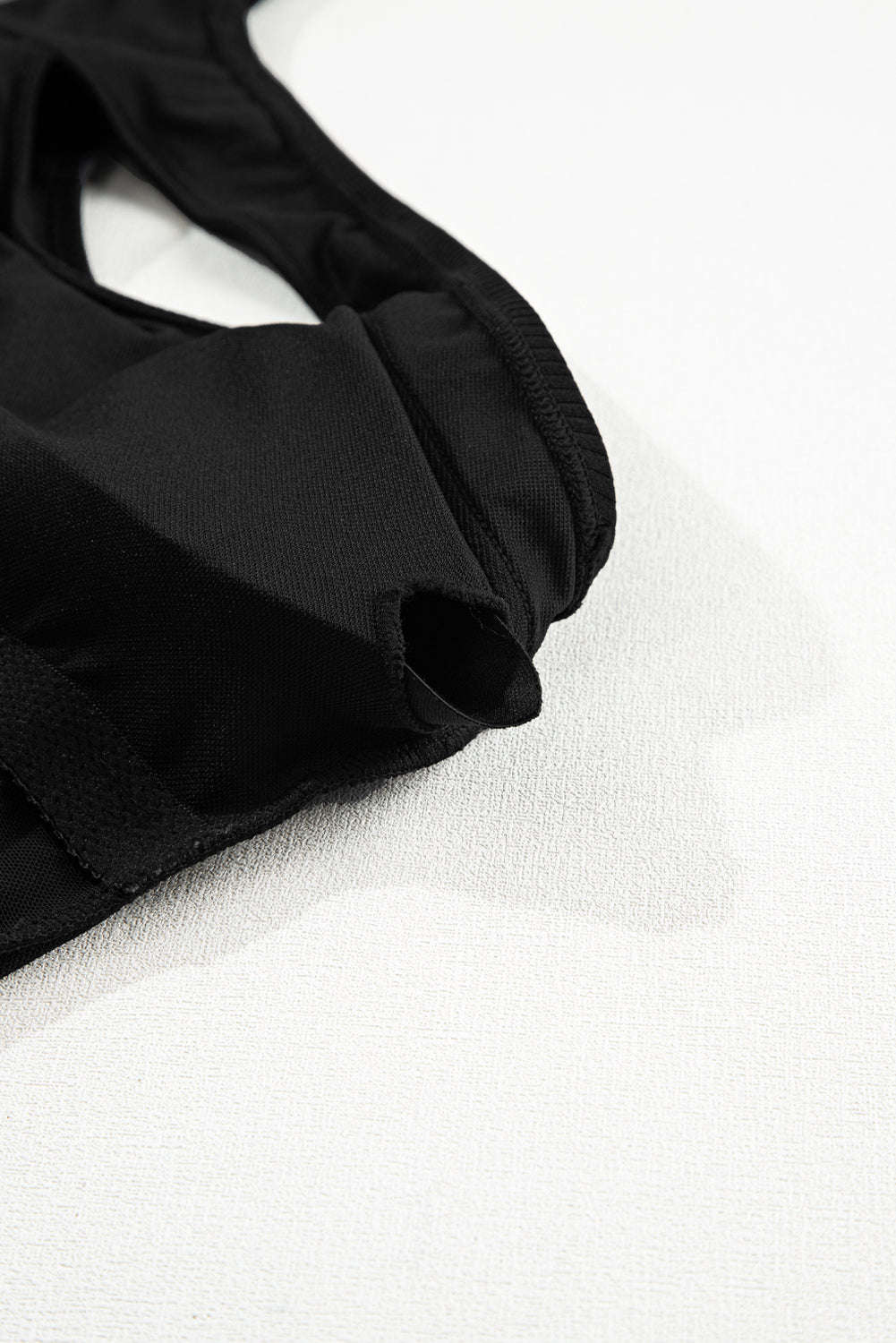 Crni rebrasti jednodijelni kupaći kostim s udubljenim jednoramenim kostimom