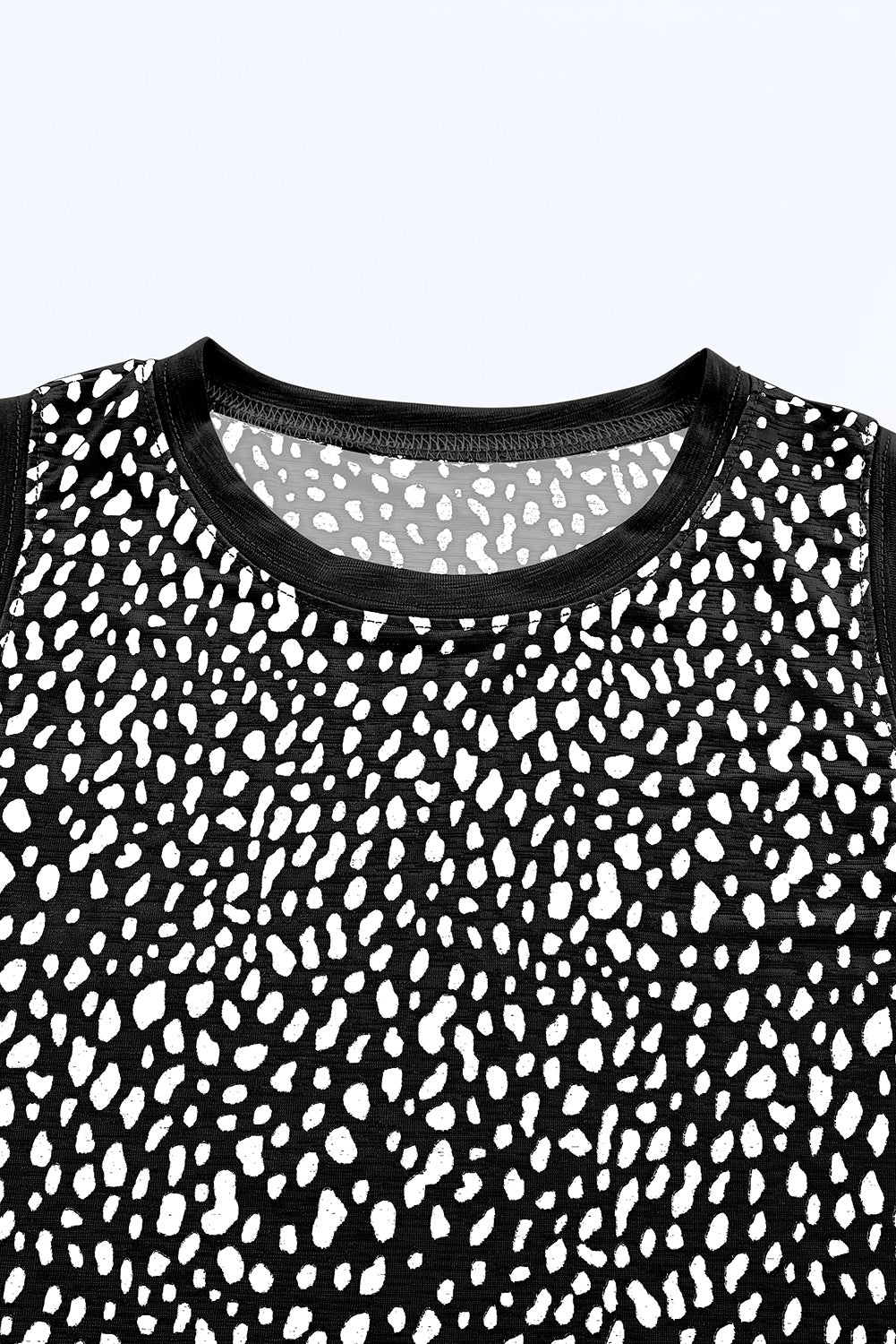 Črna majica z okroglim izrezom z leopardjim vzorcem
