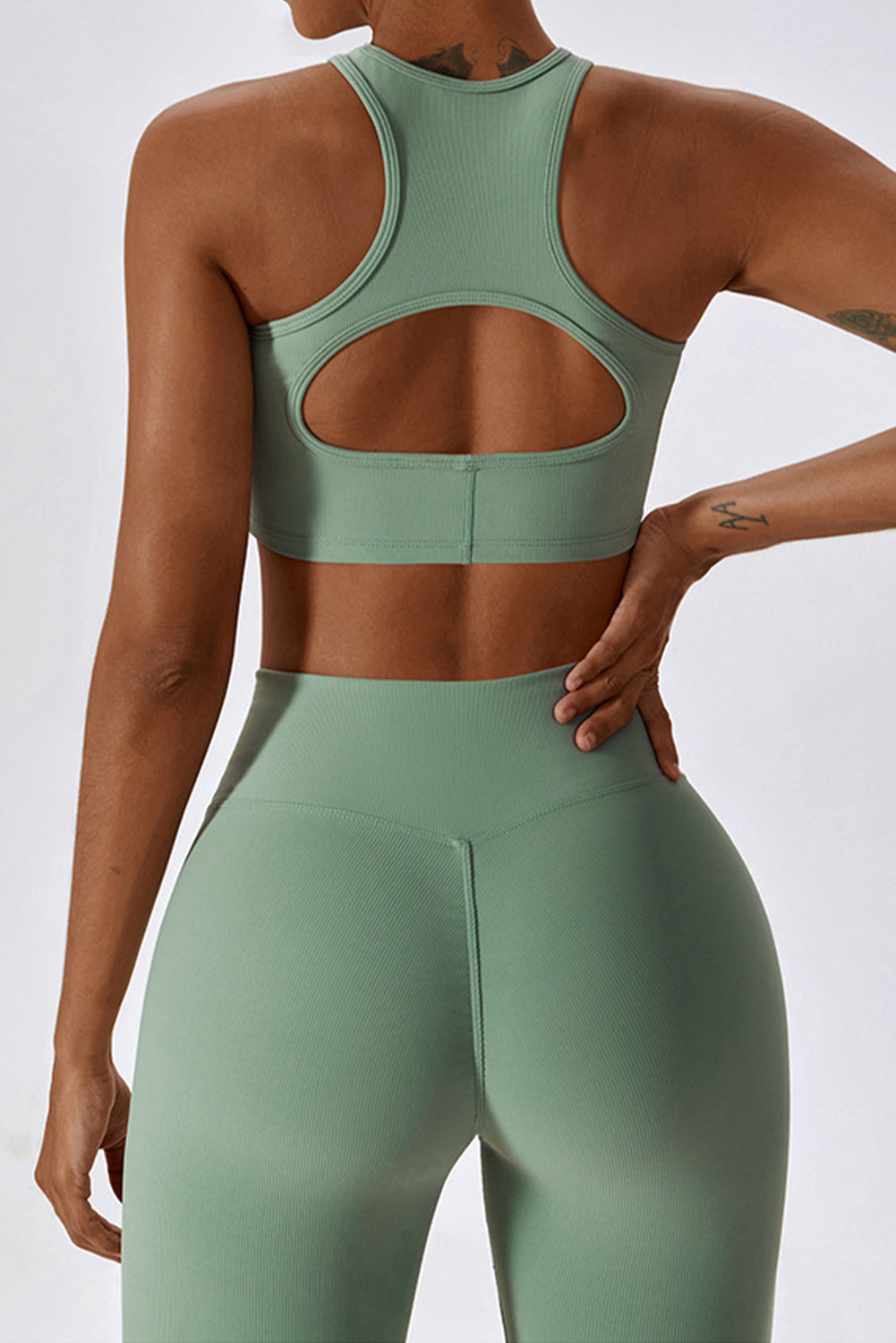 Ensemble d'entraînement avec soutien-gorge push-up actif et pantalon évasé arqué vert herbe