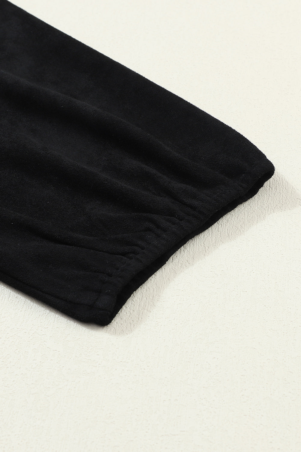 Črna obleka s kvadratnim izrezom in napihnjenimi rokavi iz semiša