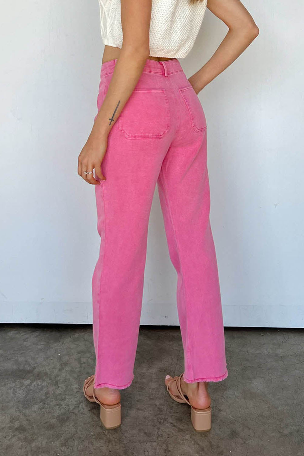 Rosa knöchellange Jeans mit ausgestelltem Bein und ungesäumtem Saum