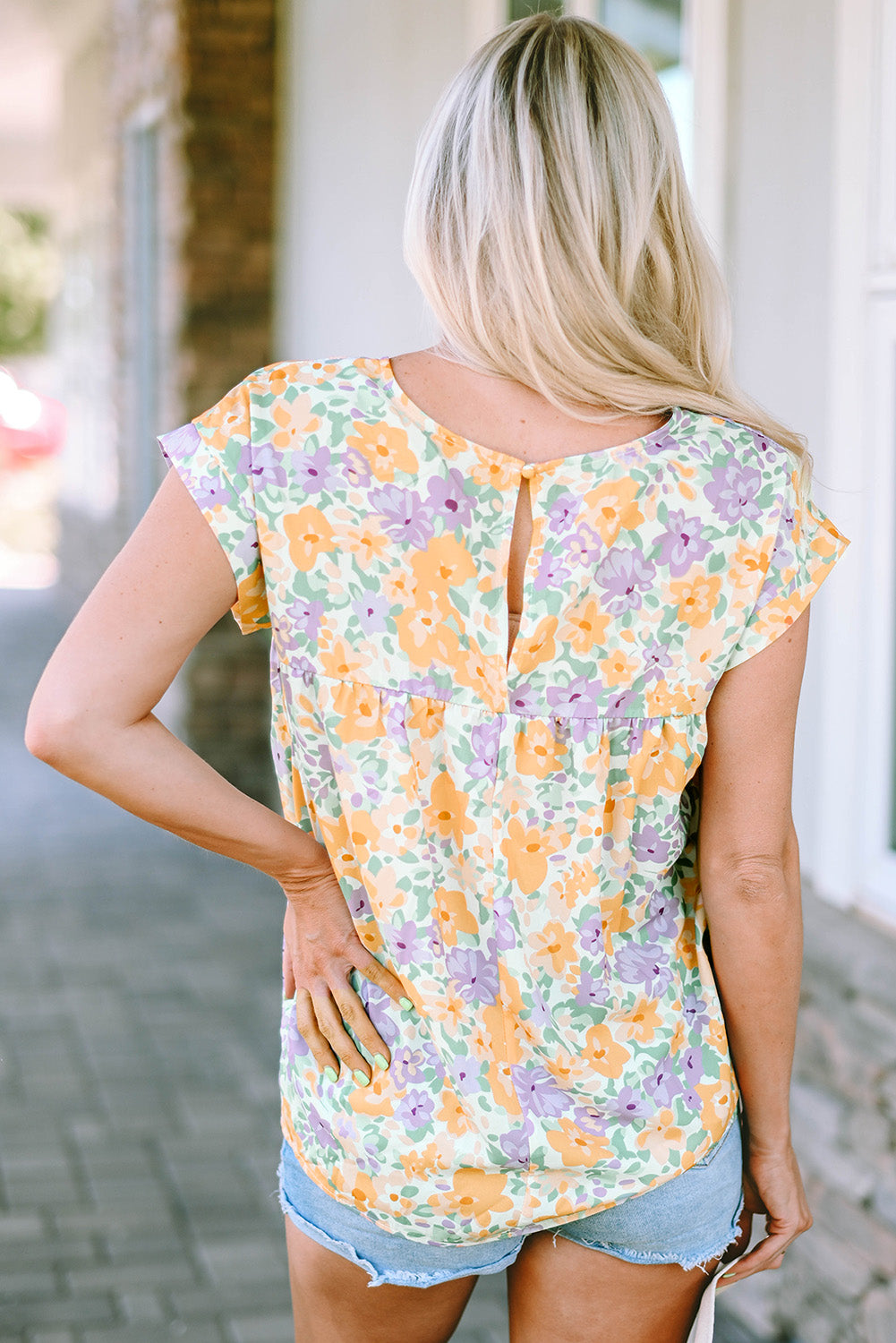 Gelbe, kurzärmlige Babydoll-Bluse mit Schlüsselloch-Rücken und Blumenmuster
