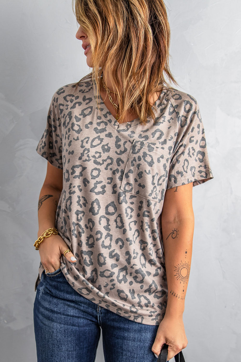 Smeđa leopard majica s V izrezom i prednjim džepom