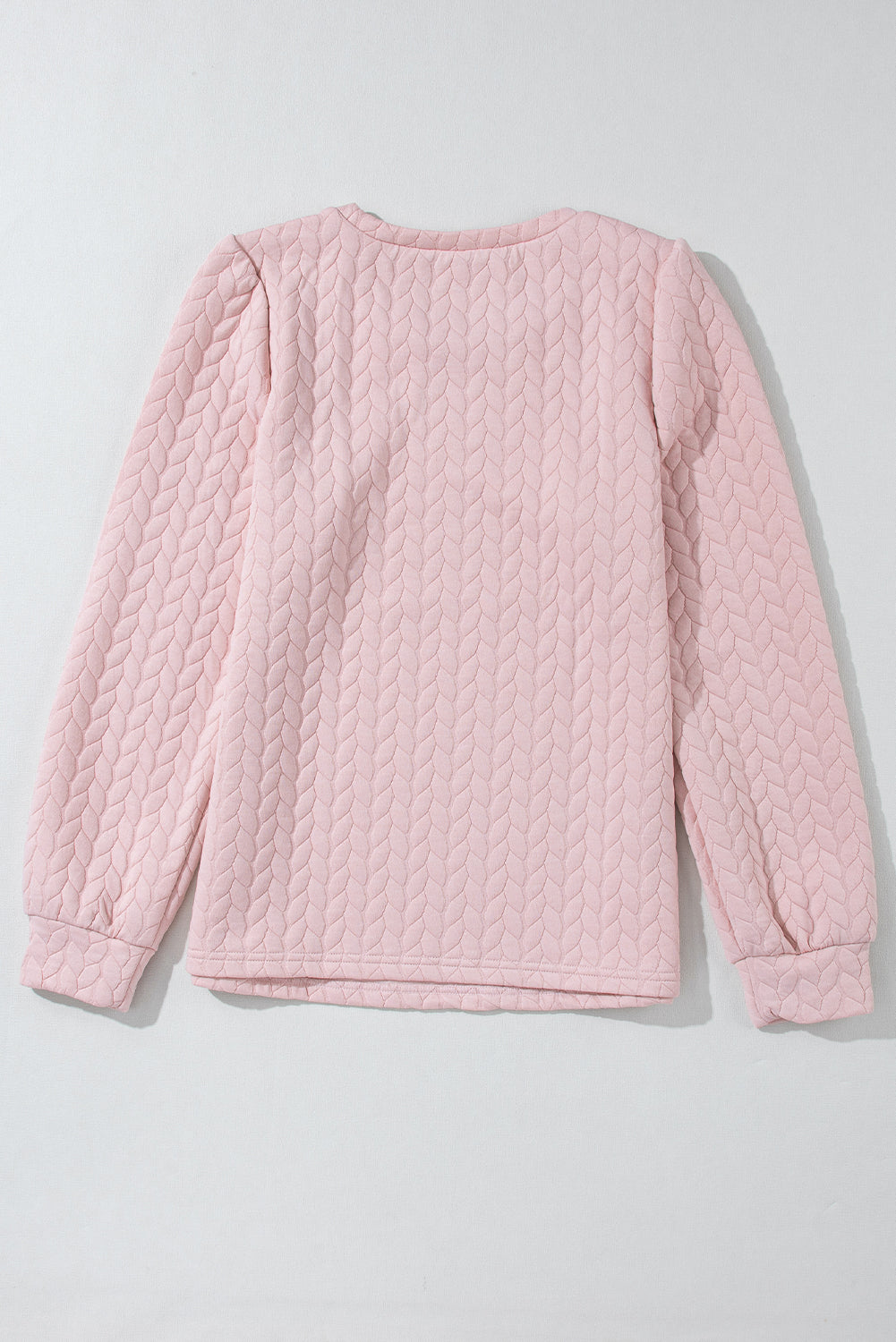 Svetlo roza pulover z napihnjenimi rokavi s kabelsko teksturo