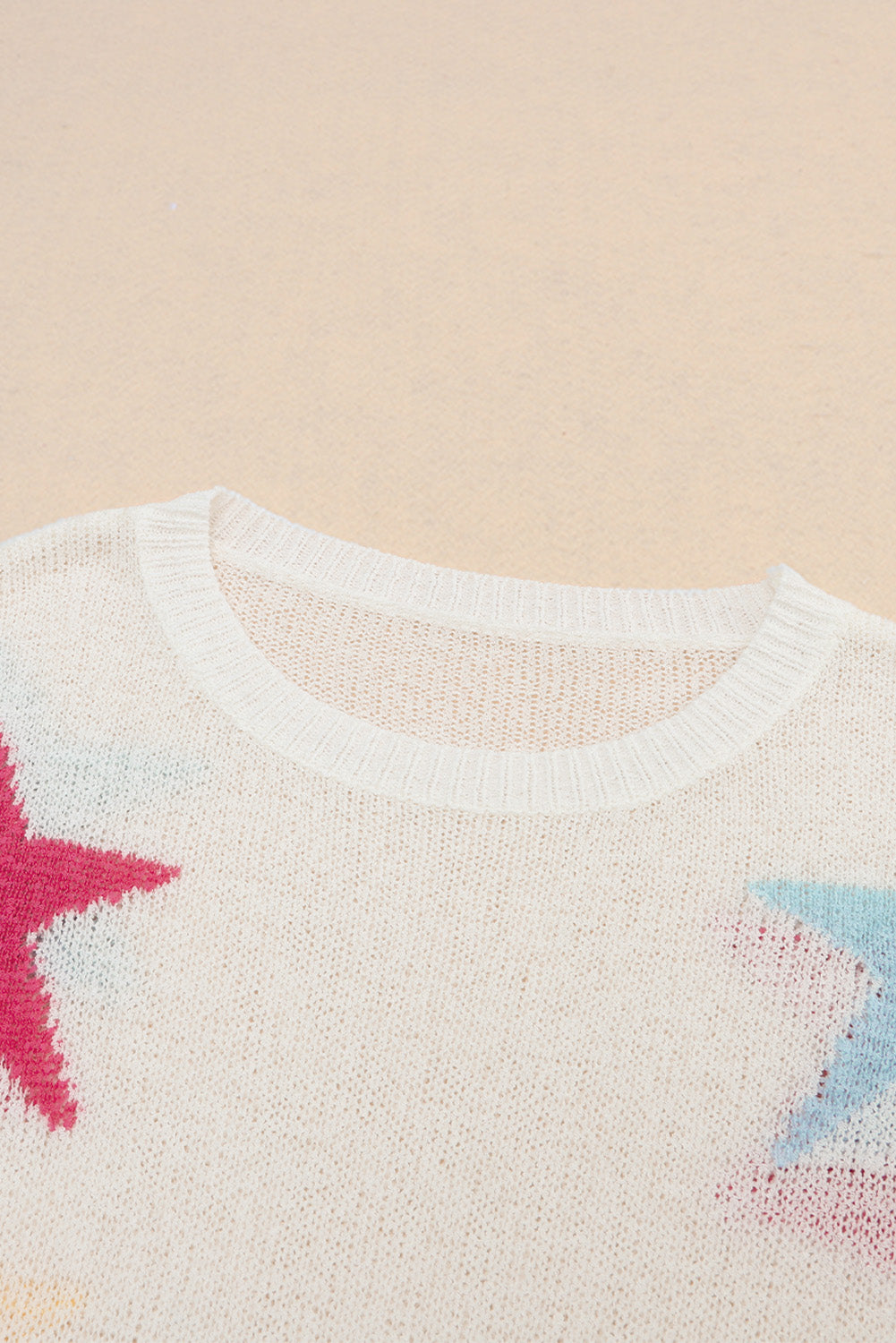 Bel pisan ohlapen pulover z zvezdastim vzorcem