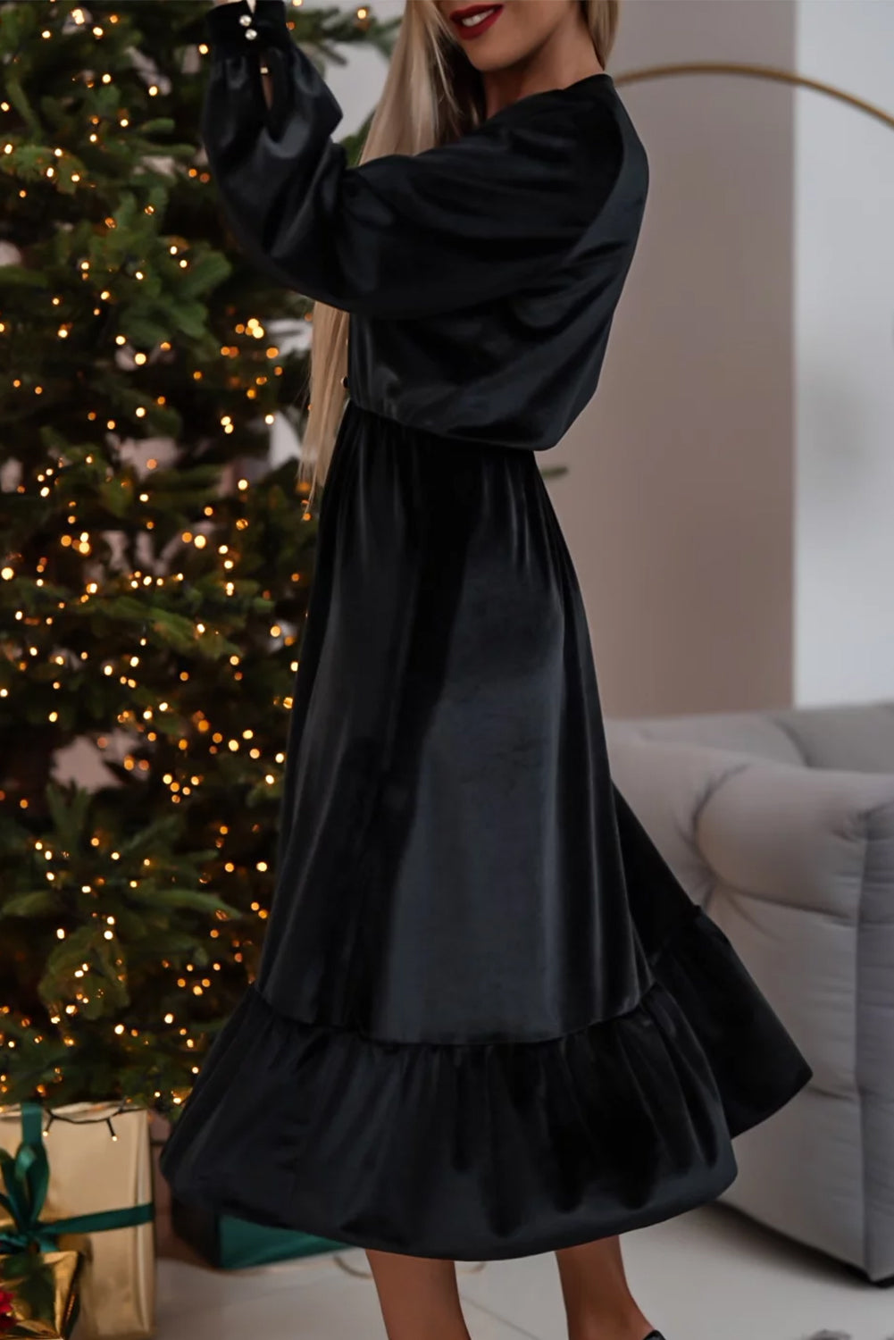 Crna midi haljina s puf rukavima s v-izrezom i dugmadima od baršuna