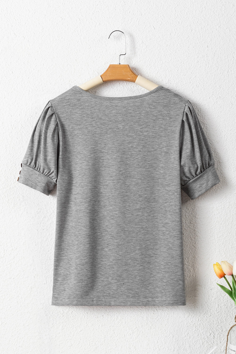 Svijetlo siva pletena majica s nabranim puf rukavima